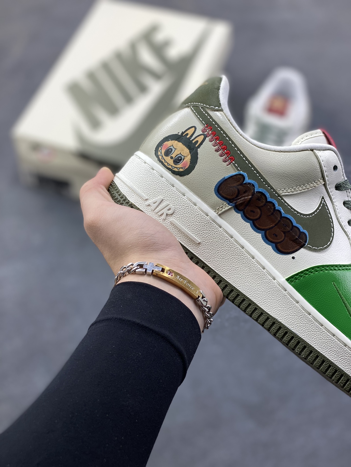 图片[6]-【定制球鞋】纯手工绘画Nike Air Force 1 空军一号 手绘 涂鸦 拉布布 潮流 耐磨 低帮 板鞋 男女同款 白黑色折边针车 工艺难度大 原楦头原纸板 原装鞋盒 定制五金配件 内置全掌气垫 原厂鞋底 货号：FV5979-130 尺码：36 36.5 37.5 38 38.5 39 40 40.5 41 42 42.5 43 44 44.5 45-选品中心