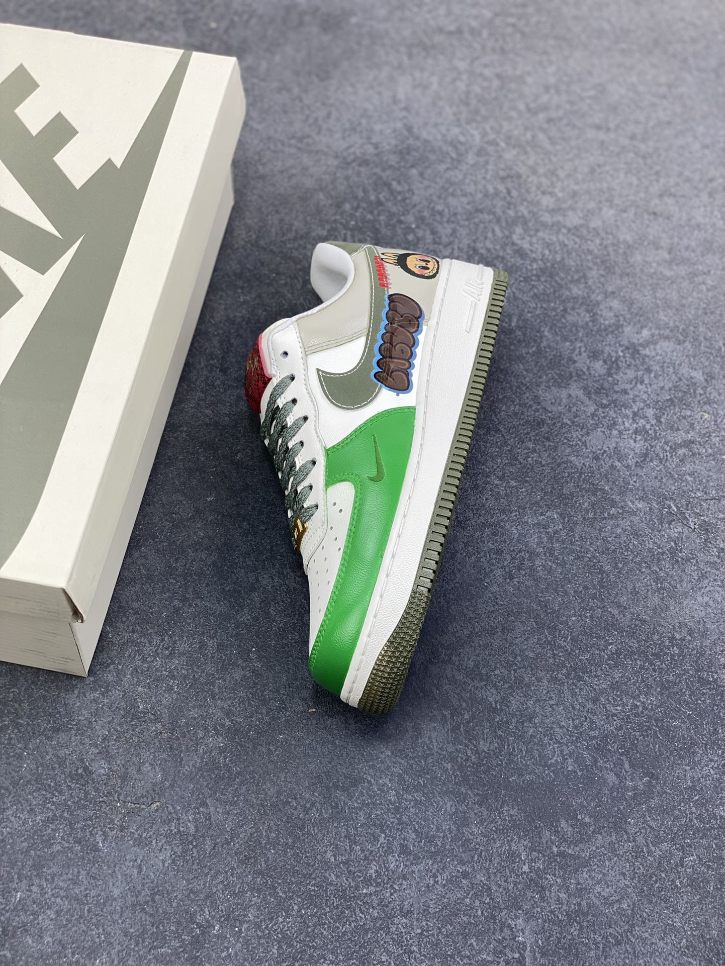 图片[7]-【定制球鞋】纯手工绘画Nike Air Force 1 空军一号 手绘 涂鸦 拉布布 潮流 耐磨 低帮 板鞋 男女同款 白黑色折边针车 工艺难度大 原楦头原纸板 原装鞋盒 定制五金配件 内置全掌气垫 原厂鞋底 货号：FV5979-130 尺码：36 36.5 37.5 38 38.5 39 40 40.5 41 42 42.5 43 44 44.5 45-选品中心