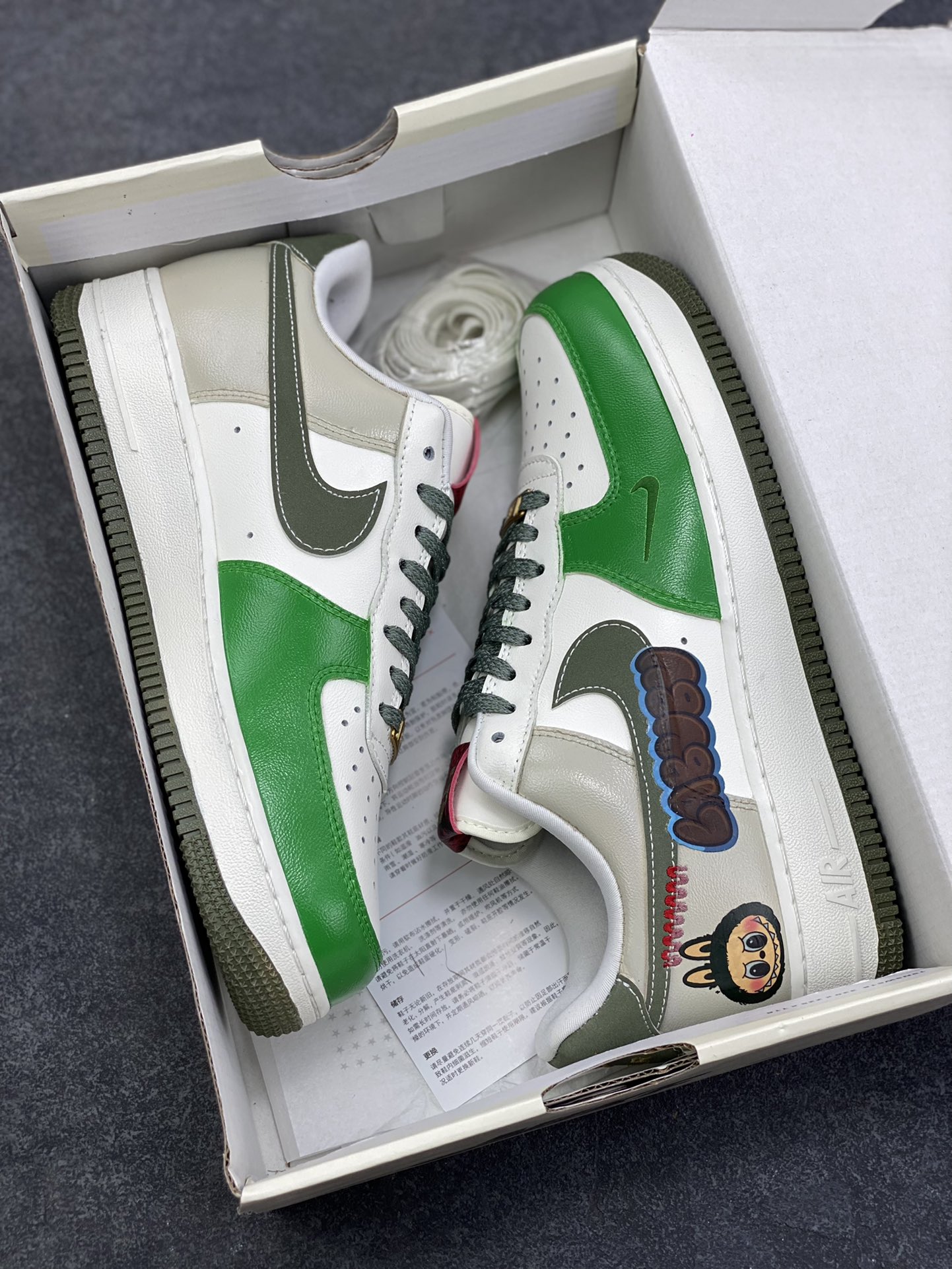 图片[9]-【定制球鞋】纯手工绘画Nike Air Force 1 空军一号 手绘 涂鸦 拉布布 潮流 耐磨 低帮 板鞋 男女同款 白黑色折边针车 工艺难度大 原楦头原纸板 原装鞋盒 定制五金配件 内置全掌气垫 原厂鞋底 货号：FV5979-130 尺码：36 36.5 37.5 38 38.5 39 40 40.5 41 42 42.5 43 44 44.5 45-选品中心