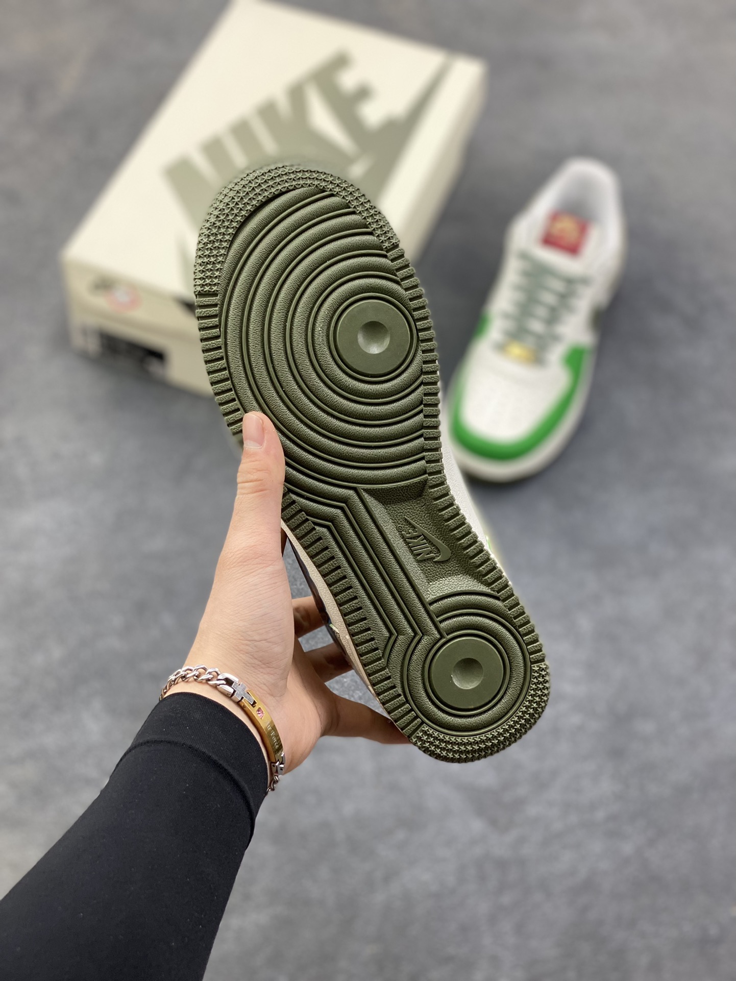 图片[5]-【定制球鞋】纯手工绘画Nike Air Force 1 空军一号 手绘 涂鸦 拉布布 潮流 耐磨 低帮 板鞋 男女同款 白黑色折边针车 工艺难度大 原楦头原纸板 原装鞋盒 定制五金配件 内置全掌气垫 原厂鞋底 货号：FV5979-130 尺码：36 36.5 37.5 38 38.5 39 40 40.5 41 42 42.5 43 44 44.5 45-选品中心