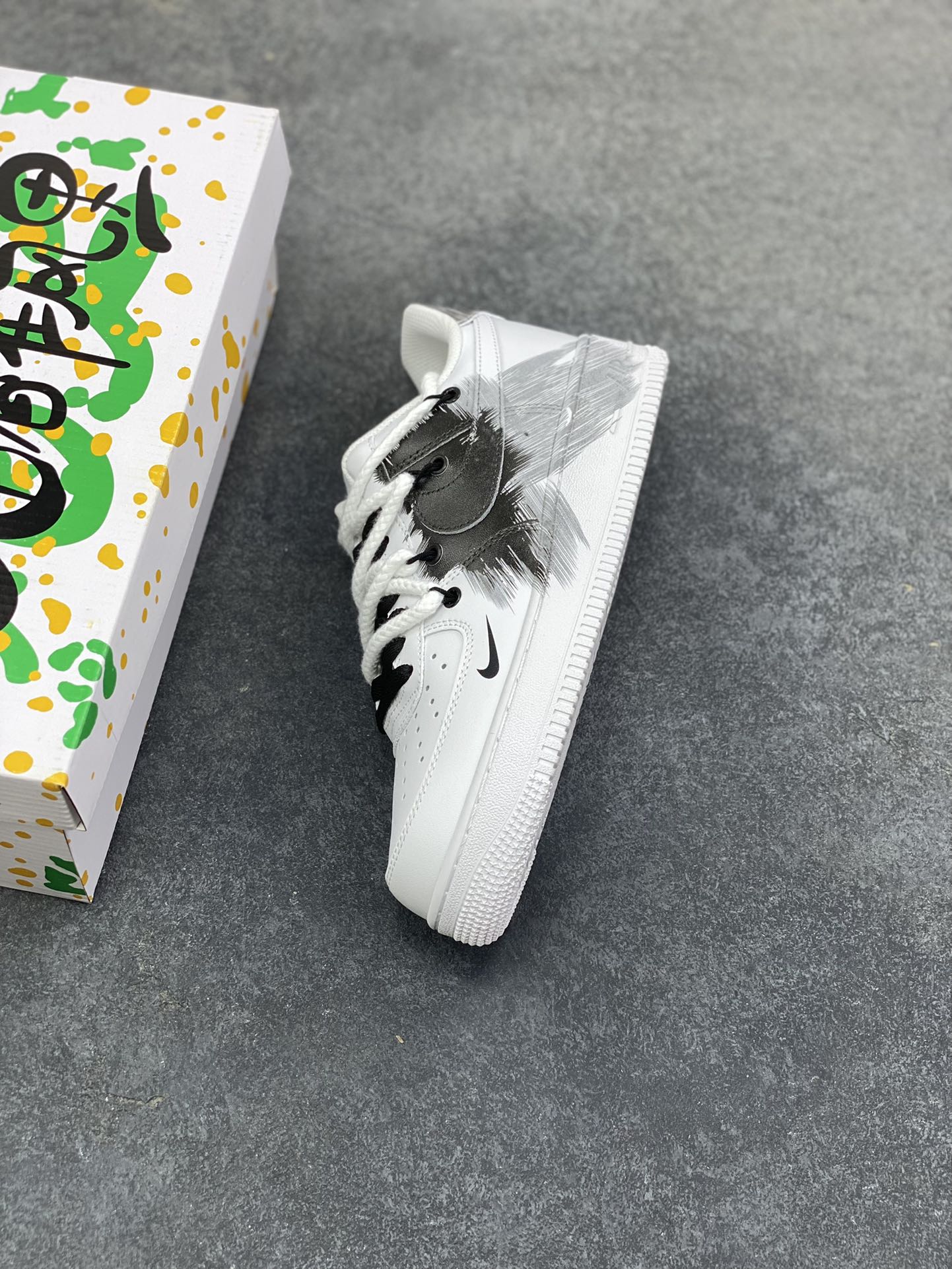 图片[7]-订制空军一号板鞋 该定制版球鞋选用原鞋款为Nike Air Force 1\’07空军一号，采用黑白主色调，鞋身带有极具艺术感的黑色涂鸦笔触设计，呈现出“黑色风暴”的视觉效果，同时搭配黑白撞色鞋带，潮流感与个性风格突出。 货号：DD2025-010 尺码：36 36.5 37.5 38 38.5 39 40 40.5 41 42 42.5 43 44 44.5 45-选品中心