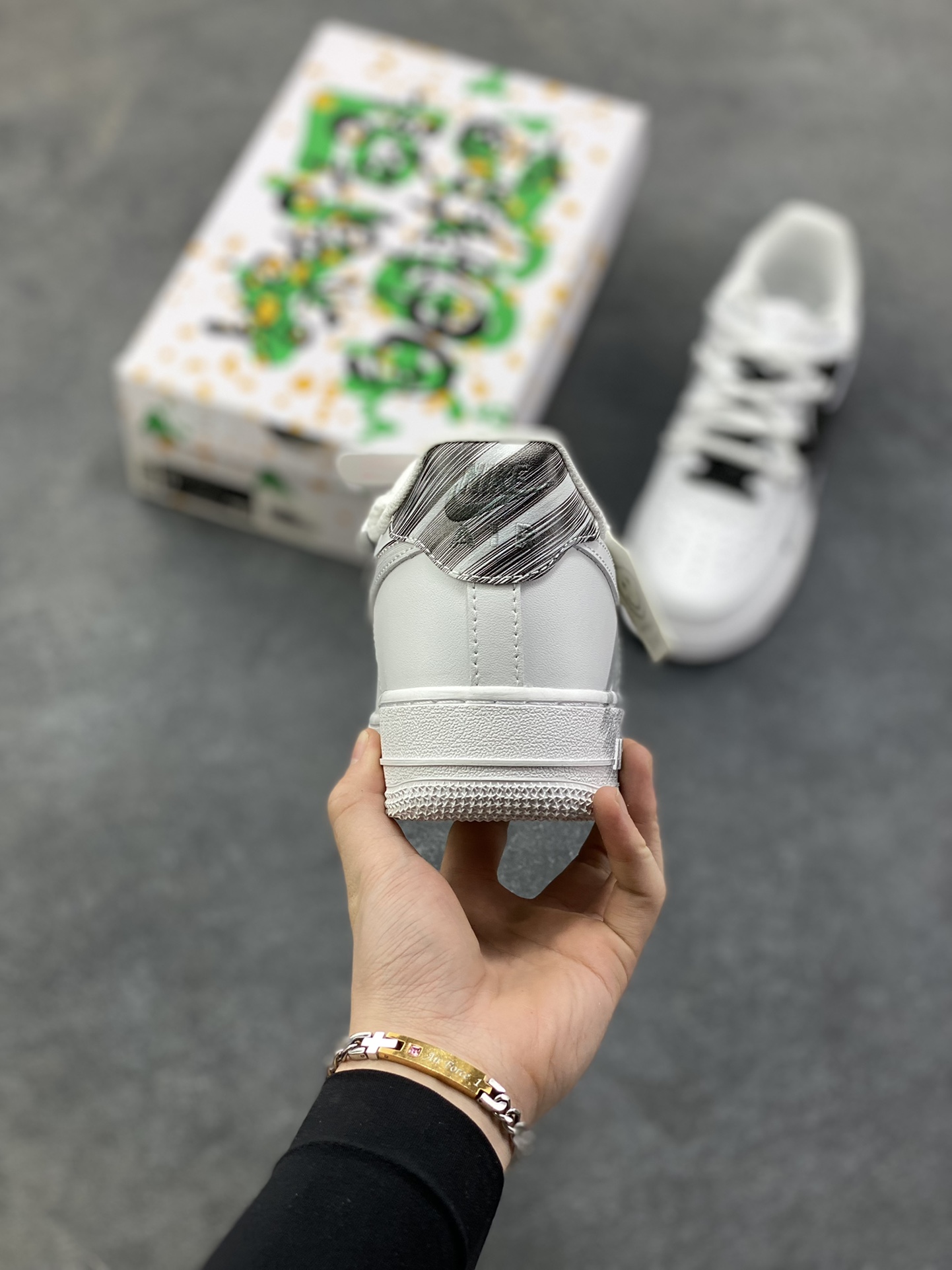 图片[4]-订制空军一号板鞋 该定制版球鞋选用原鞋款为Nike Air Force 1\’07空军一号，采用黑白主色调，鞋身带有极具艺术感的黑色涂鸦笔触设计，呈现出“黑色风暴”的视觉效果，同时搭配黑白撞色鞋带，潮流感与个性风格突出。 货号：DD2025-010 尺码：36 36.5 37.5 38 38.5 39 40 40.5 41 42 42.5 43 44 44.5 45-选品中心