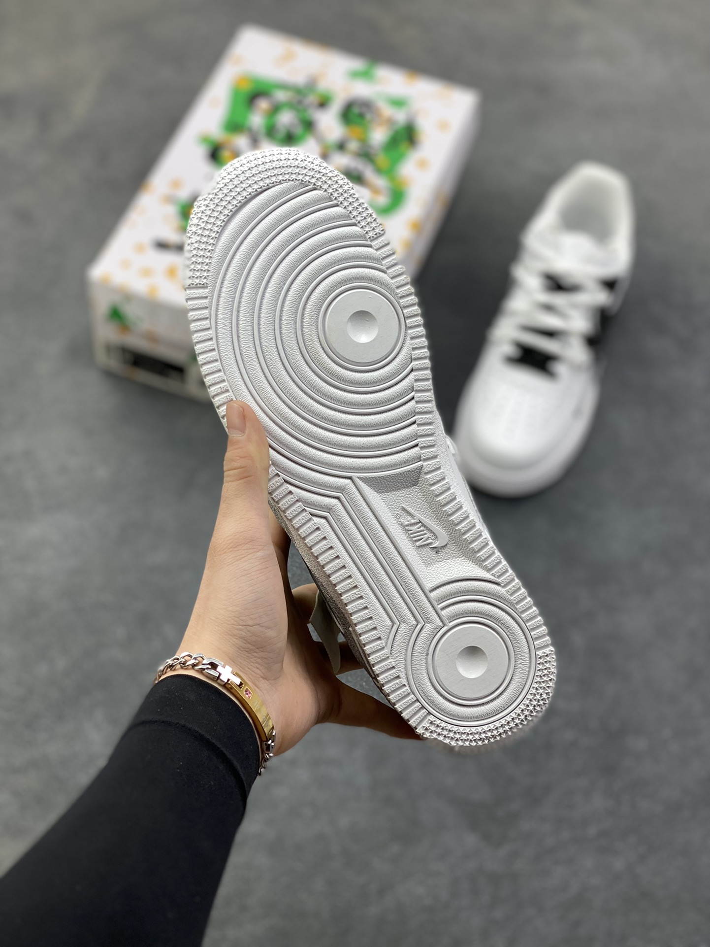 图片[5]-订制空军一号板鞋 该定制版球鞋选用原鞋款为Nike Air Force 1\’07空军一号，采用黑白主色调，鞋身带有极具艺术感的黑色涂鸦笔触设计，呈现出“黑色风暴”的视觉效果，同时搭配黑白撞色鞋带，潮流感与个性风格突出。 货号：DD2025-010 尺码：36 36.5 37.5 38 38.5 39 40 40.5 41 42 42.5 43 44 44.5 45-选品中心