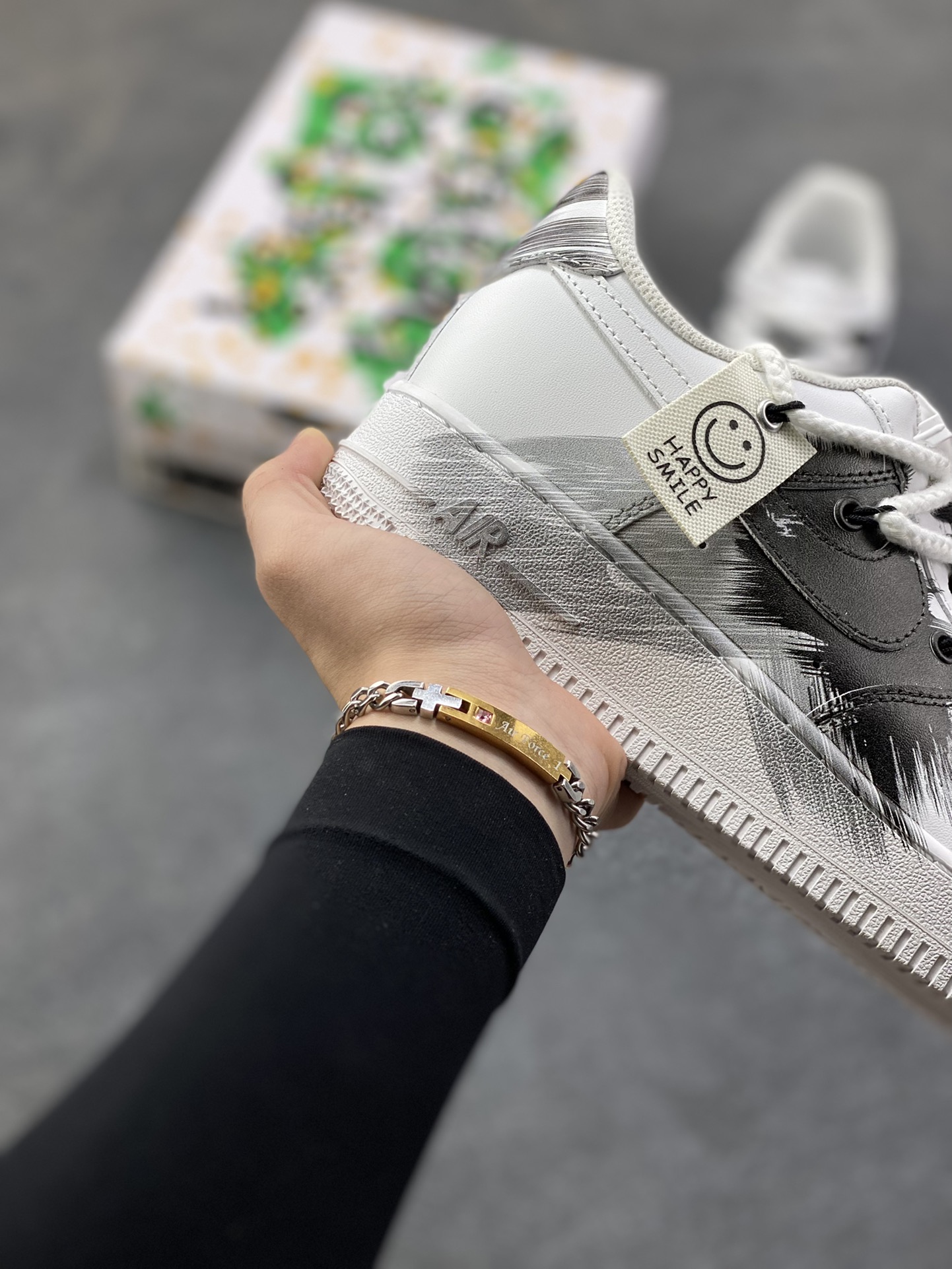 图片[6]-订制空军一号板鞋 该定制版球鞋选用原鞋款为Nike Air Force 1\’07空军一号，采用黑白主色调，鞋身带有极具艺术感的黑色涂鸦笔触设计，呈现出“黑色风暴”的视觉效果，同时搭配黑白撞色鞋带，潮流感与个性风格突出。 货号：DD2025-010 尺码：36 36.5 37.5 38 38.5 39 40 40.5 41 42 42.5 43 44 44.5 45-选品中心