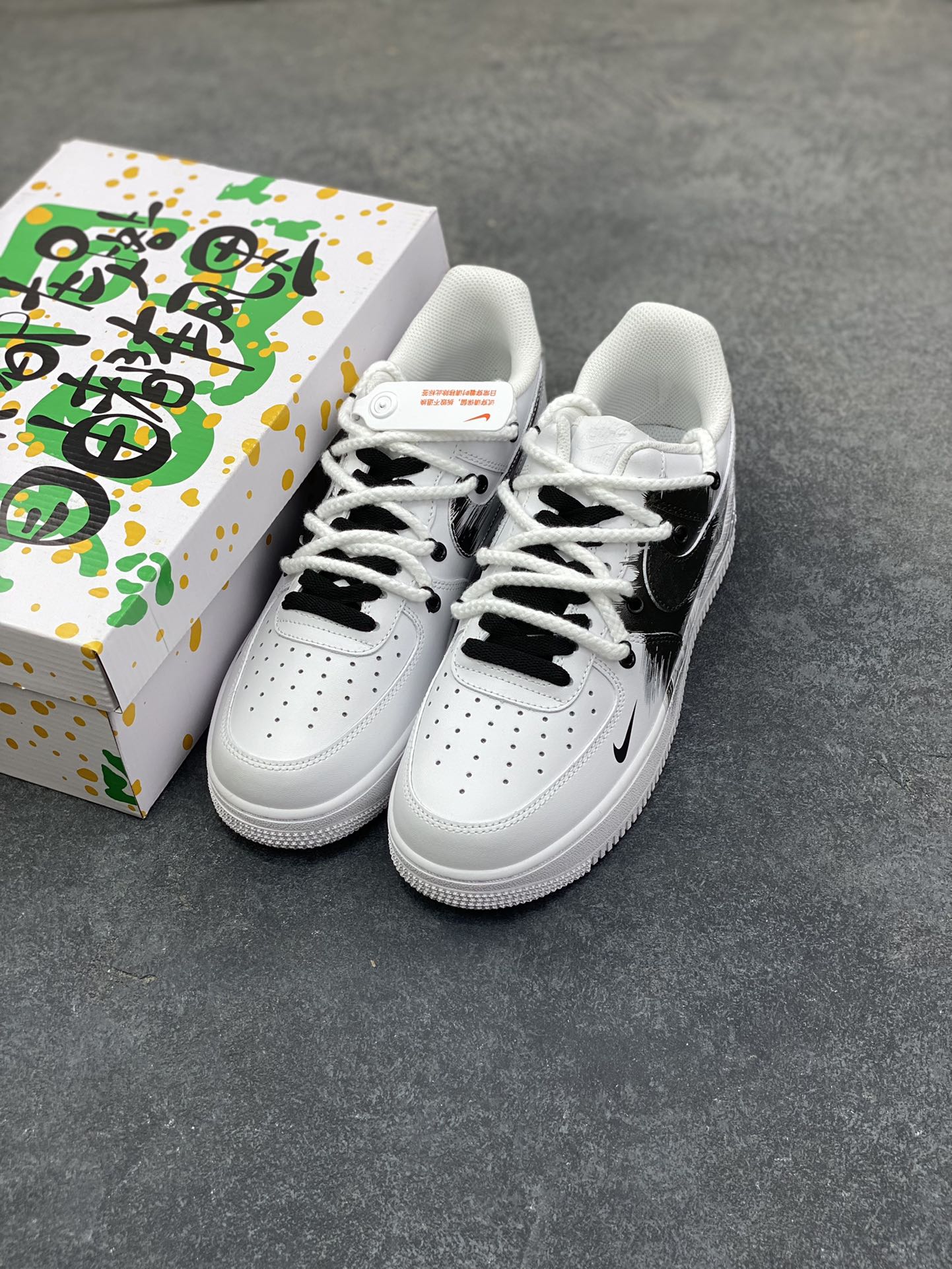 图片[8]-订制空军一号板鞋 该定制版球鞋选用原鞋款为Nike Air Force 1\’07空军一号，采用黑白主色调，鞋身带有极具艺术感的黑色涂鸦笔触设计，呈现出“黑色风暴”的视觉效果，同时搭配黑白撞色鞋带，潮流感与个性风格突出。 货号：DD2025-010 尺码：36 36.5 37.5 38 38.5 39 40 40.5 41 42 42.5 43 44 44.5 45-选品中心