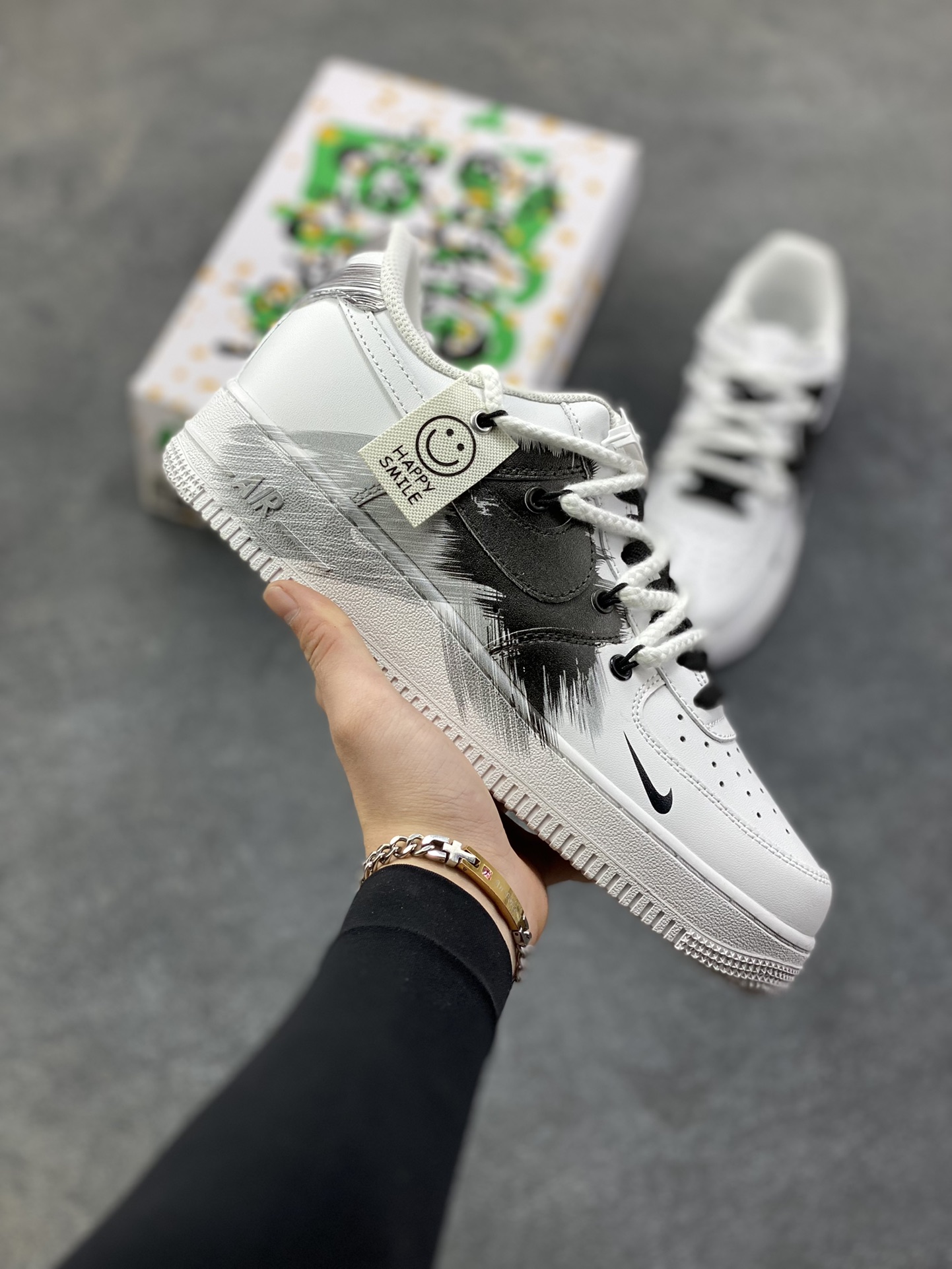 订制空军一号板鞋 该定制版球鞋选用原鞋款为Nike Air Force 1\'07空军一号，采用黑白主色调，鞋身带有极具艺术感的黑色涂鸦笔触设计，呈现出“黑色风暴”的视觉效果，同时搭配黑白撞色鞋带，潮流感与个性风格突出。 货号：DD2025-010 尺码：36 36.5 37.5 38 38.5 39 40 40.5 41 42 42.5 43 44 44.5 45-选品中心