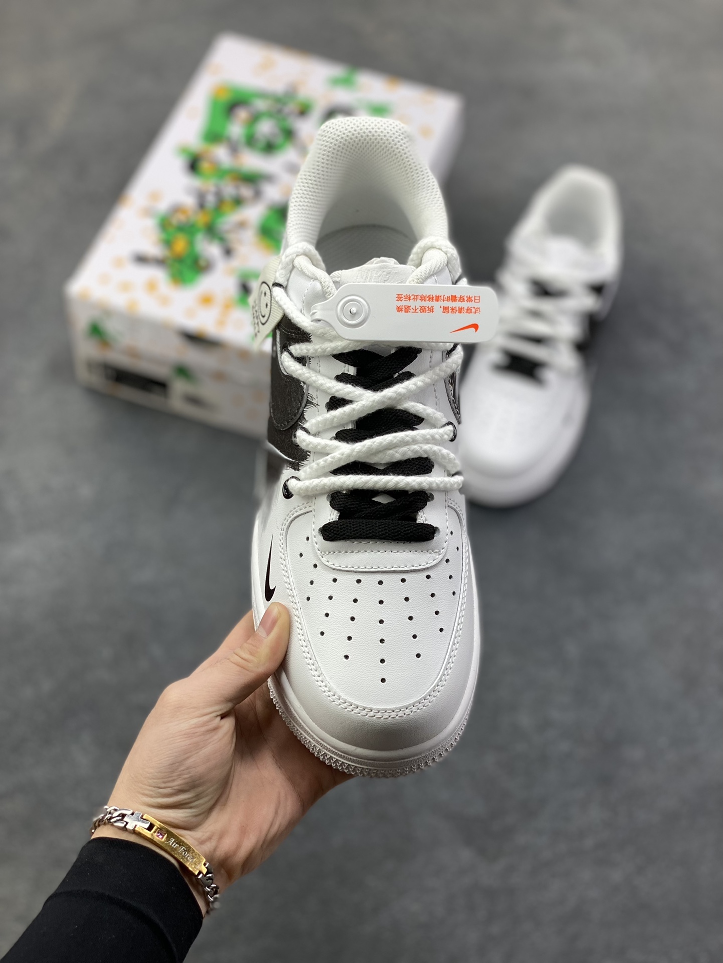 图片[2]-订制空军一号板鞋 该定制版球鞋选用原鞋款为Nike Air Force 1\’07空军一号，采用黑白主色调，鞋身带有极具艺术感的黑色涂鸦笔触设计，呈现出“黑色风暴”的视觉效果，同时搭配黑白撞色鞋带，潮流感与个性风格突出。 货号：DD2025-010 尺码：36 36.5 37.5 38 38.5 39 40 40.5 41 42 42.5 43 44 44.5 45-选品中心