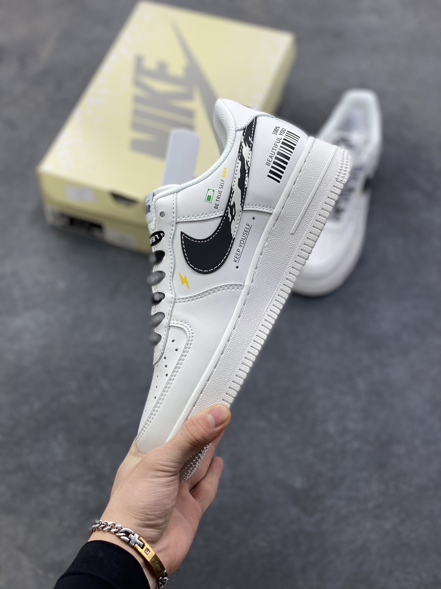 图片[3]-NIke Air Force 1 \’07 Low “白黑条形码”空军一号 低帮 运动鞋 休闲鞋 折边针车 工艺难度大 原楦头原纸板 原装鞋盒 定制五金配件 内置全掌气垫 原厂鞋底 货号：JP8028-072 尺码：36 36.5 37.5 38 38.5 39 40 40.5 41 42 42.5 43 44 44.5 45-选品中心