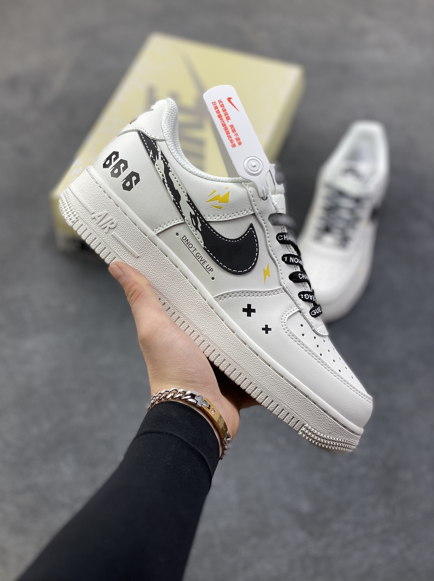 NIke Air Force 1 \'07 Low “白黑条形码”空军一号 低帮 运动鞋 休闲鞋 折边针车 工艺难度大 原楦头原纸板 原装鞋盒 定制五金配件 内置全掌气垫 原厂鞋底 货号：JP8028-072 尺码：36 36.5 37.5 38 38.5 39 40 40.5 41 42 42.5 43 44 44.5 45-选品中心