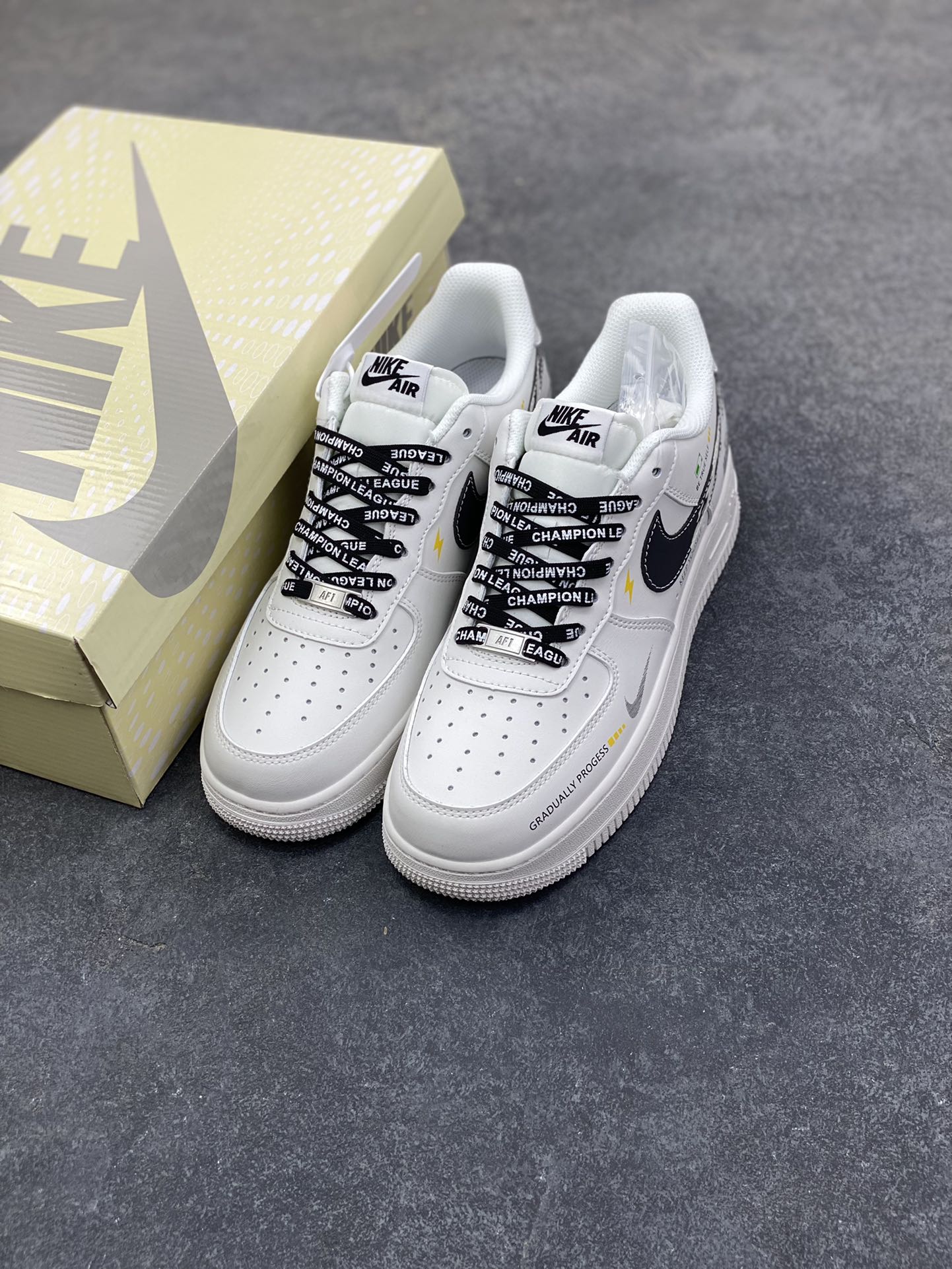 图片[8]-NIke Air Force 1 \’07 Low “白黑条形码”空军一号 低帮 运动鞋 休闲鞋 折边针车 工艺难度大 原楦头原纸板 原装鞋盒 定制五金配件 内置全掌气垫 原厂鞋底 货号：JP8028-072 尺码：36 36.5 37.5 38 38.5 39 40 40.5 41 42 42.5 43 44 44.5 45-选品中心