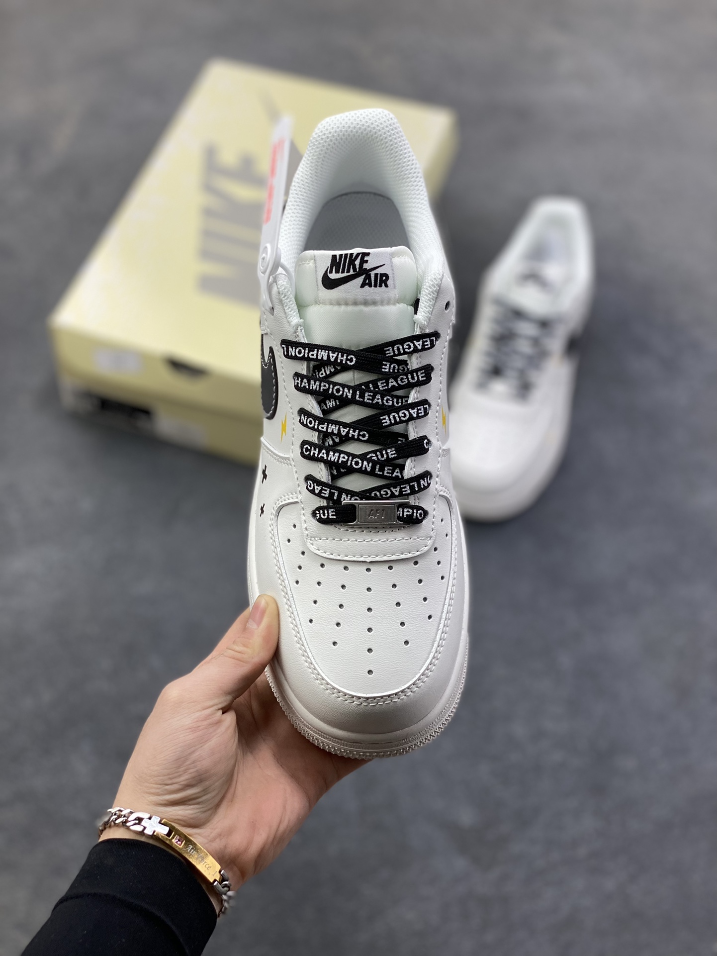 图片[2]-NIke Air Force 1 \’07 Low “白黑条形码”空军一号 低帮 运动鞋 休闲鞋 折边针车 工艺难度大 原楦头原纸板 原装鞋盒 定制五金配件 内置全掌气垫 原厂鞋底 货号：JP8028-072 尺码：36 36.5 37.5 38 38.5 39 40 40.5 41 42 42.5 43 44 44.5 45-选品中心