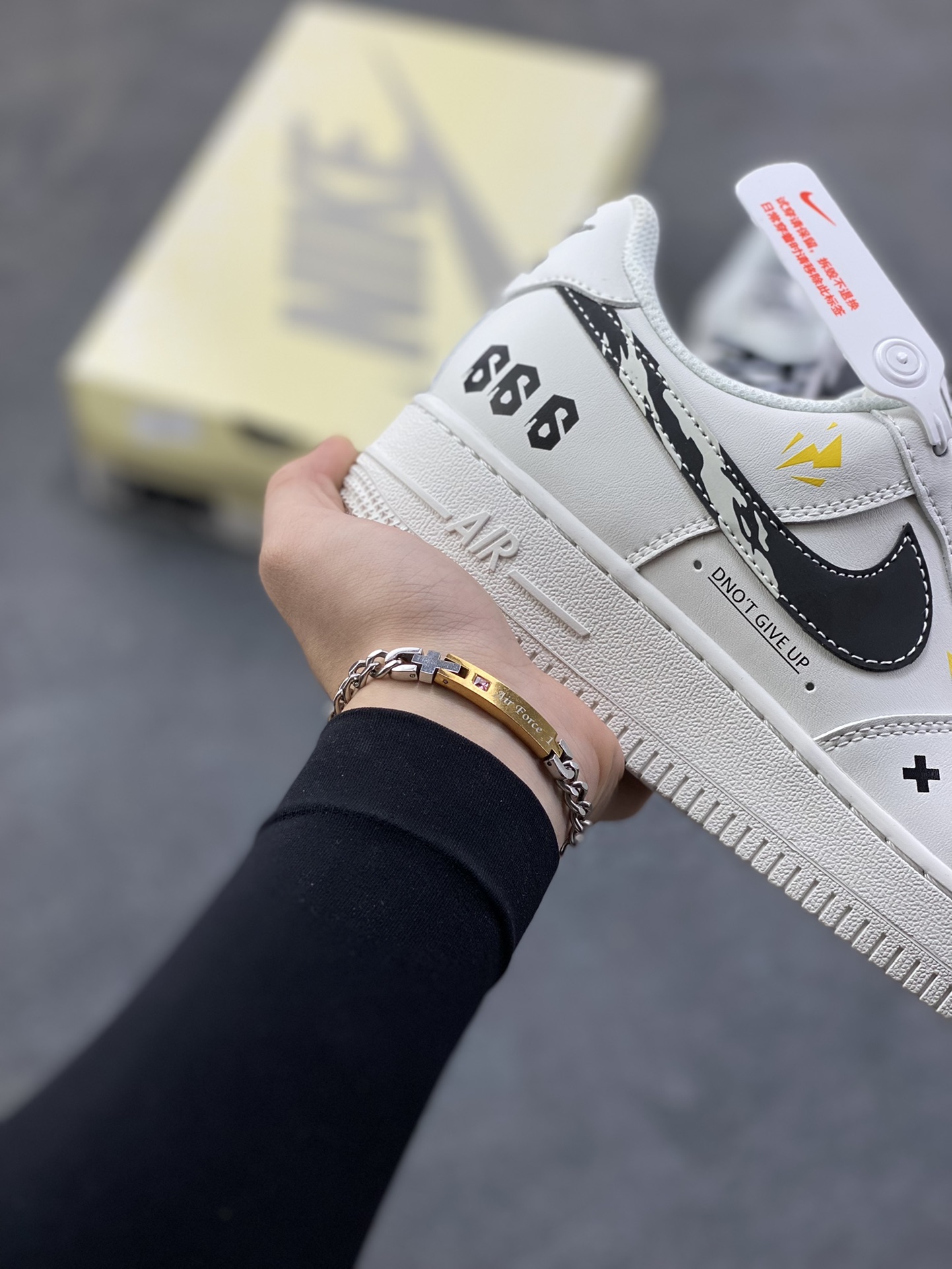 图片[6]-NIke Air Force 1 \’07 Low “白黑条形码”空军一号 低帮 运动鞋 休闲鞋 折边针车 工艺难度大 原楦头原纸板 原装鞋盒 定制五金配件 内置全掌气垫 原厂鞋底 货号：JP8028-072 尺码：36 36.5 37.5 38 38.5 39 40 40.5 41 42 42.5 43 44 44.5 45-选品中心