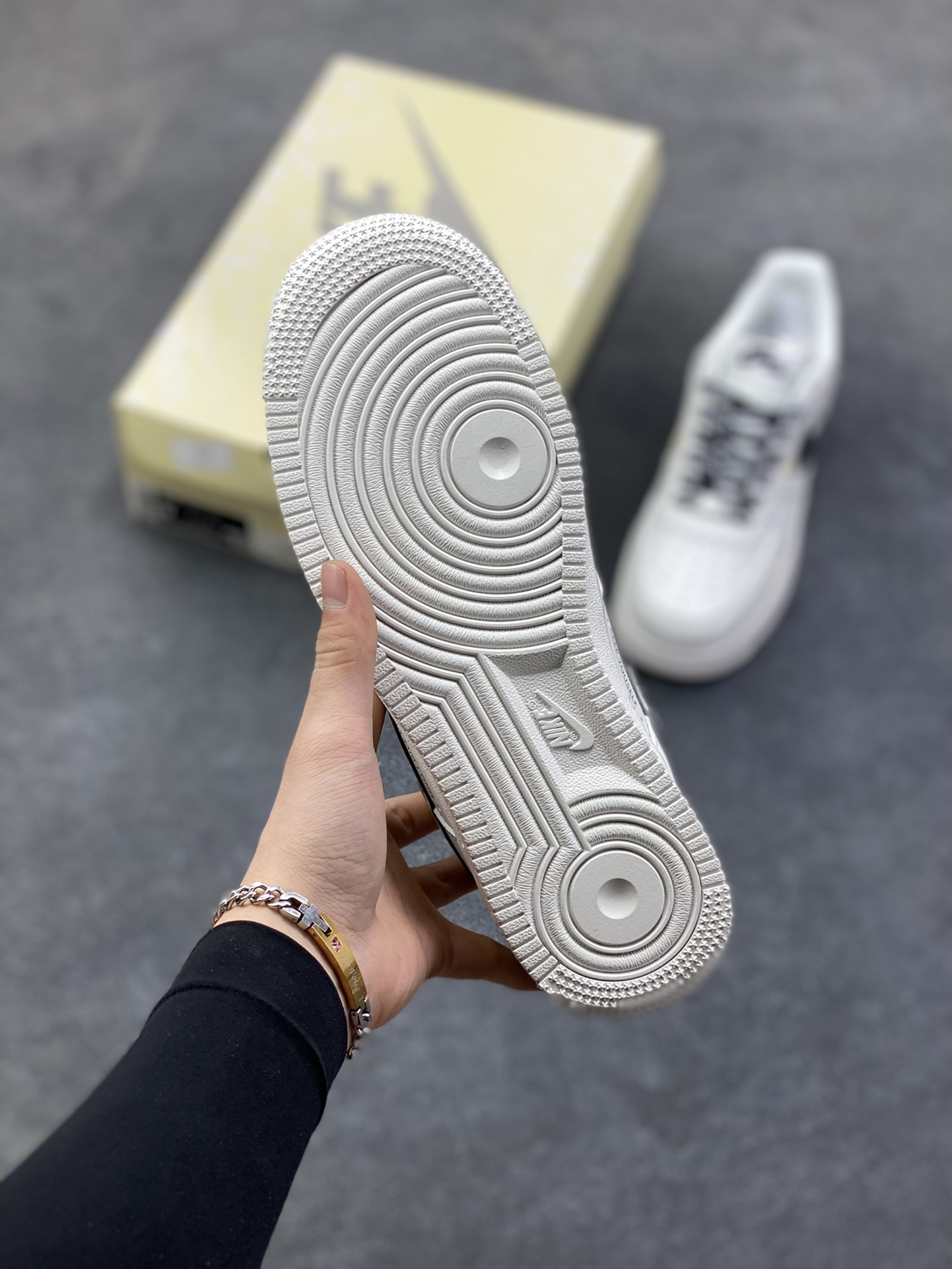 图片[5]-NIke Air Force 1 \’07 Low “白黑条形码”空军一号 低帮 运动鞋 休闲鞋 折边针车 工艺难度大 原楦头原纸板 原装鞋盒 定制五金配件 内置全掌气垫 原厂鞋底 货号：JP8028-072 尺码：36 36.5 37.5 38 38.5 39 40 40.5 41 42 42.5 43 44 44.5 45-选品中心