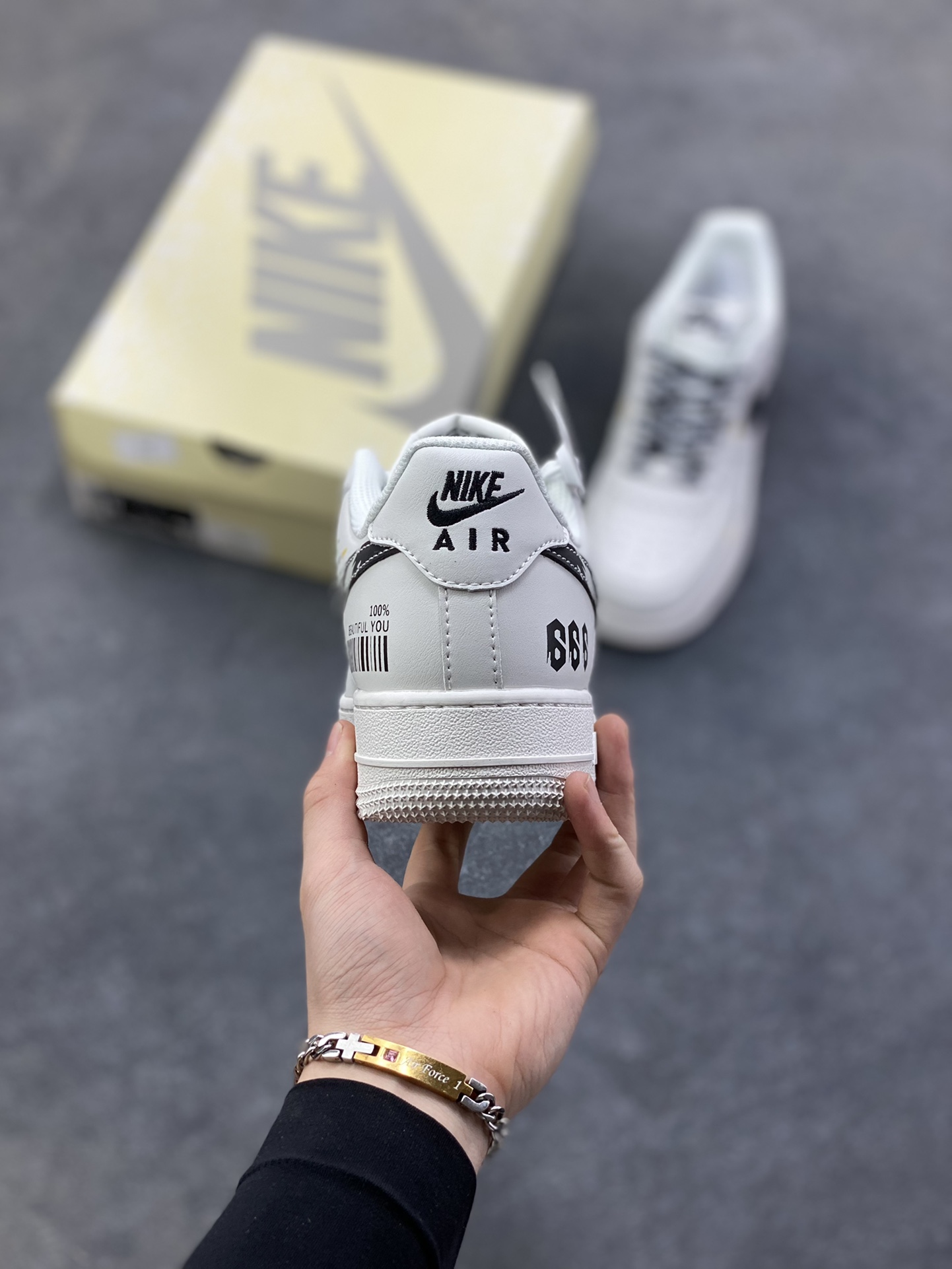 图片[4]-NIke Air Force 1 \’07 Low “白黑条形码”空军一号 低帮 运动鞋 休闲鞋 折边针车 工艺难度大 原楦头原纸板 原装鞋盒 定制五金配件 内置全掌气垫 原厂鞋底 货号：JP8028-072 尺码：36 36.5 37.5 38 38.5 39 40 40.5 41 42 42.5 43 44 44.5 45-选品中心