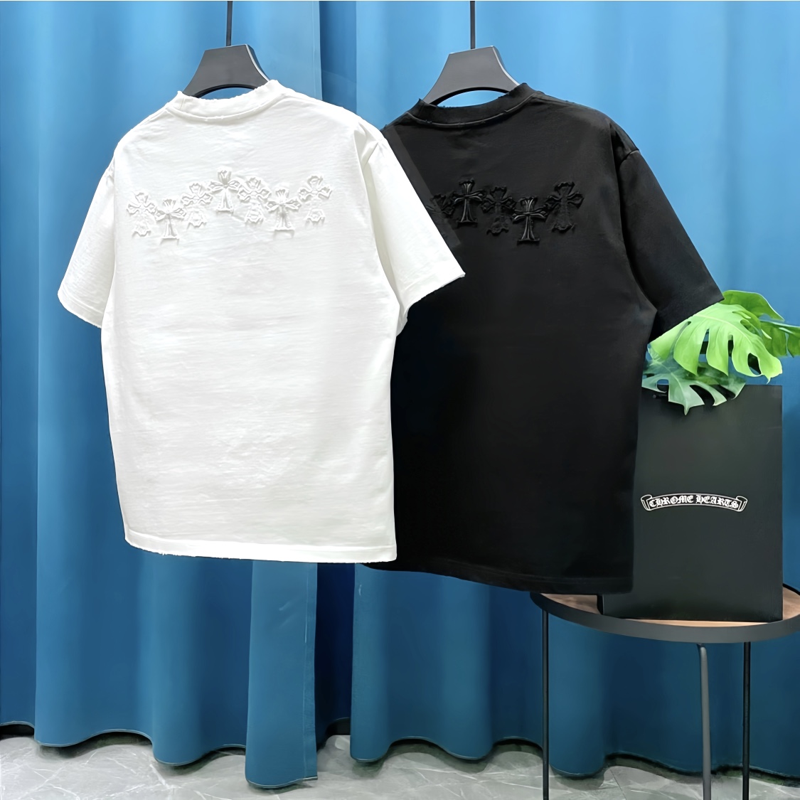 P195（高版本 重磅洗水磨破工艺🔥  ）
CH➡️克罗心 立体烧花贴布刺绣✝️logo短袖T恤  男女同款
400克重磅洗水面料 手工磨破工艺
衣橱必备 细节无法挑剔，极具档次感与奢华辨识度，立体版型裁剪。品味 质感 有它就够了😎
Size：S-XL