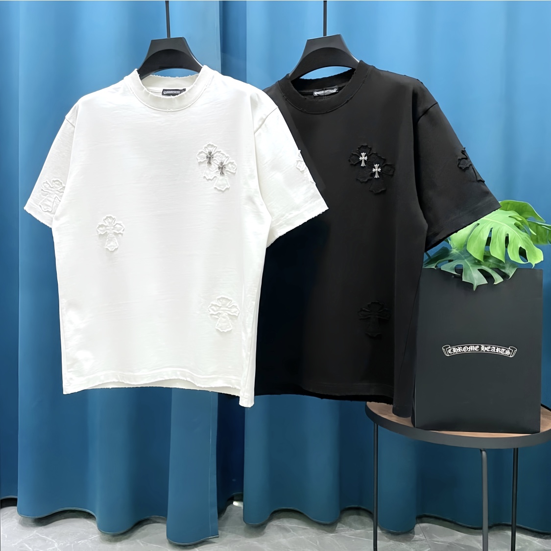 P195（高版本 重磅洗水磨破工艺🔥  ）
CH➡️克罗心 立体烧花贴布重工五金✝️logo短袖T恤  男女同款
400克重磅洗水面料 手工磨破工艺
衣橱必备 细节无法挑剔，极具档次感与奢华辨识度，立体版型裁剪。品味 质感 有它就够了😎
Size：S-XL