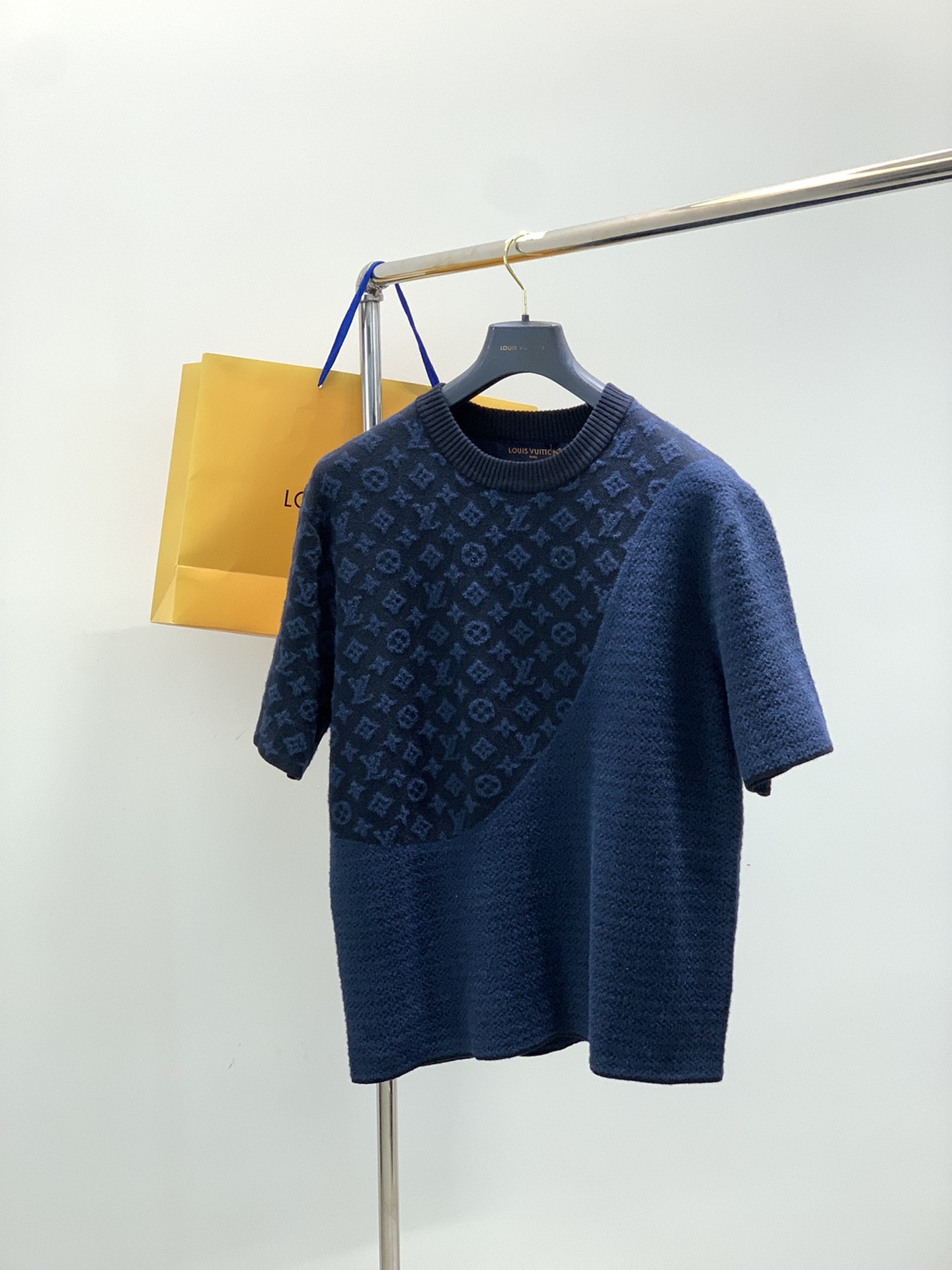 NO:622181,, LouisVuitton Louis Vuitton, the latest autumn and winter style, available at counters simultaneously, original order, fashionable and casual round neck short-sleeved knitted sweater, the upper body is very unique!  Eye-catching and bright, imported original fabrics, top-quality knitting technology letter pattern decoration Logo, simple yet fashionable, classic atmosphere, comfortable and breathable, handsome and stylish upper body, size S-XL,, louis vuitton, louis vuitton, sweaters, T-shirt, alexander wang19860909,LouisVuitton 路易威登,秋冬最新款,专柜同步有售,原单狠货,时尚休闲圆领短袖针织毛衣,上身很有特点！吸睛而有亮点,进口原版面料,顶级针织工艺字母图案装饰Logo,简单而不失时尚,经典大气,舒适透气,上身帅气有型,码数S-XL,,louis vuitton,louis vuitton,sweaters,T-shirt,alexander wang,Men's clothing