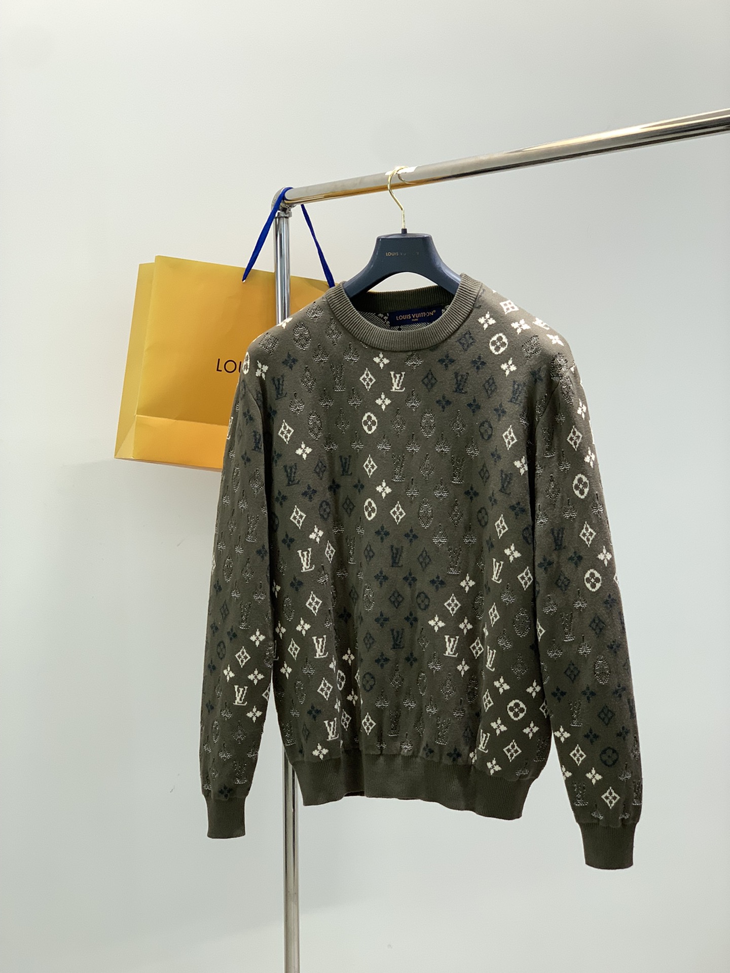 NO:622169,, LouisVuitton Louis Vuitton, the latest winter model, available at counters simultaneously, original order, fashionable and casual round neck long-sleeved knitted sweater, the upper body is very unique!  Eye-catching and bright, imported original fabrics, top knitting craftsmanship letter pattern decoration logo, simple yet fashionable, classic atmosphere, comfortable and breathable, handsome and stylish upper body, size S-XL,, louis vuitton, louis vuitton, sweaters, alexander wang19860909,LouisVuitton 路易威登,冬季最新款,专柜同步有售,原单狠货,时尚休闲圆领长袖针织毛衣,上身很有特点！吸睛而有亮点,进口原版面料,顶级针织工艺字母图案装饰Logo,简单而不失时尚,经典大气,舒适透气,上身帅气有型,码数S-XL,,louis vuitton,louis vuitton,sweaters,alexander wang,Men's clothing