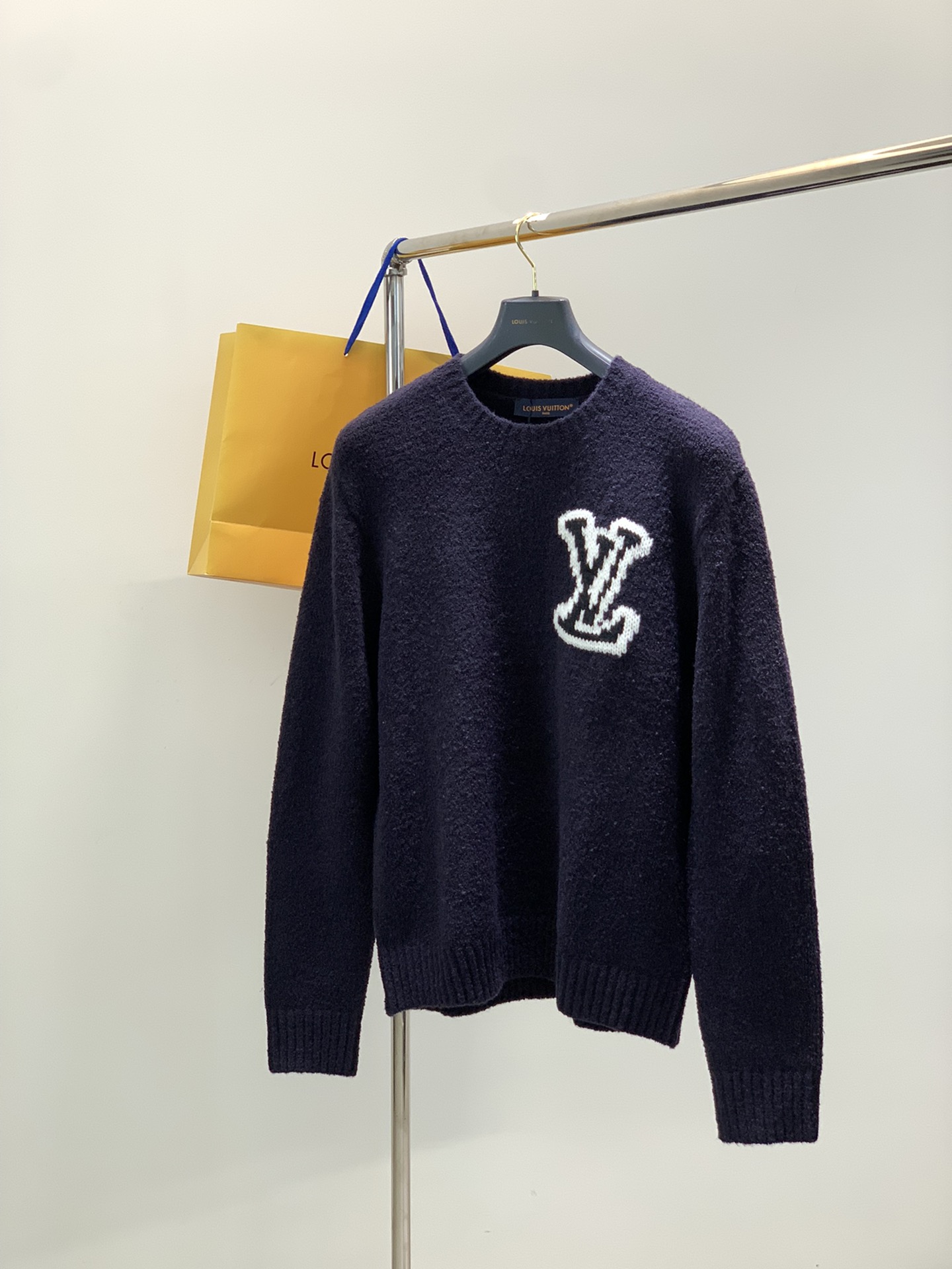 NO:622143,, LouisVuitton Louis Vuitton, the latest winter model, available at counters simultaneously, original order, fashionable and casual round neck long-sleeved knitted sweater, the upper body is very unique!  Eye-catching and bright, imported original fabrics, top knitting craftsmanship letter pattern decoration logo, simple yet fashionable, classic atmosphere, comfortable and breathable, handsome and stylish upper body, size S-XL,, louis vuitton, louis vuitton, sweaters, alexander wang19860909,LouisVuitton 路易威登,冬季最新款,专柜同步有售,原单狠货,时尚休闲圆领长袖针织毛衣,上身很有特点！吸睛而有亮点,进口原版面料,顶级针织工艺字母图案装饰Logo,简单而不失时尚,经典大气,舒适透气,上身帅气有型,码数S-XL,,louis vuitton,louis vuitton,sweaters,alexander wang,Men's clothing