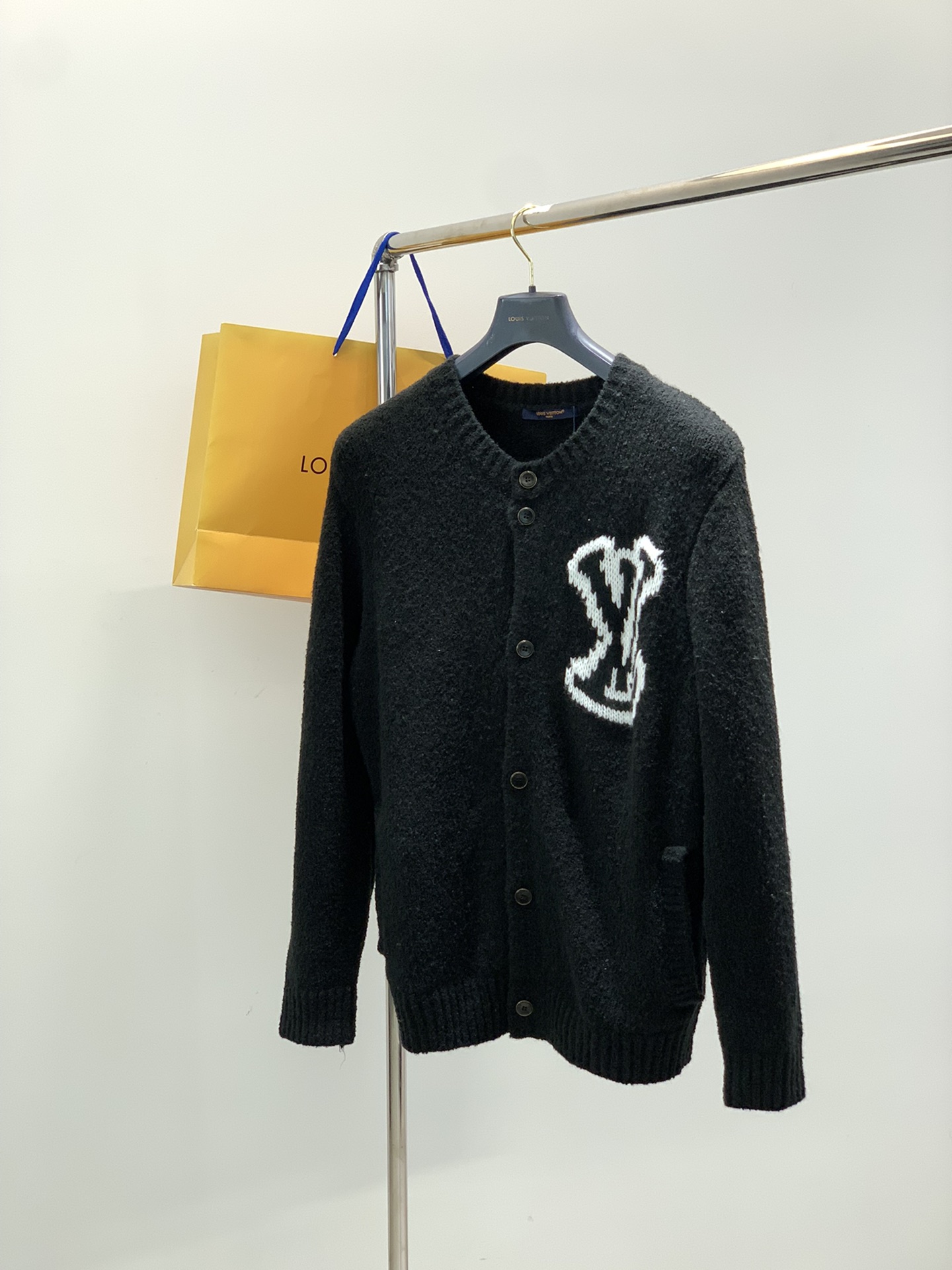 NO:622157,, LouisVuitton Louis Vuitton, the latest winter model, available at counters simultaneously, original order, fashionable and casual knitted cardigan sweater, the upper body is very unique!  Eye-catching and bright, imported original fabrics, top knitting craftsmanship letter pattern decoration logo, simple yet fashionable, classic atmosphere, comfortable and breathable, handsome and stylish upper body, size S-XL,, louis vuitton, louis vuitton, sweaters, alexander wang19860909,LouisVuitton 路易威登,冬季最新款,专柜同步有售,原单狠货,时尚休闲针织开衫毛衣,上身很有特点！吸睛而有亮点,进口原版面料,顶级针织工艺字母图案装饰Logo,简单而不失时尚,经典大气,舒适透气,上身帅气有型,码数S-XL,,louis vuitton,louis vuitton,sweaters,alexander wang,Men's clothing