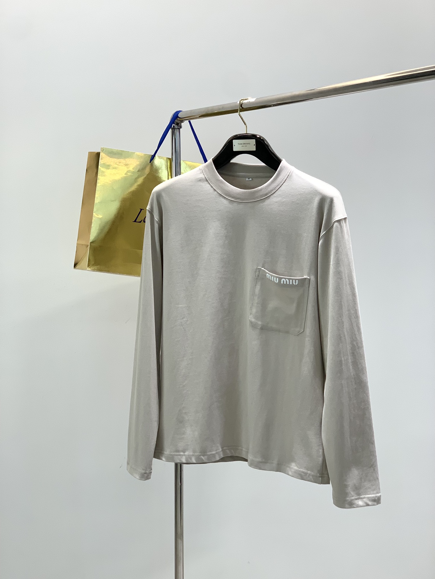 NO:622161,, miu miu latest autumn products, available at counters simultaneously, original order, fashionable and casual round neck long-sleeved T-shirt, imported original fabric, comfortable and breathable upper body, top-notch printing technology letter pattern decorative logo, extremely high grade, comfortable and versatile, handsome upper body, 3 colors recommended, size S-Xl,, miumiu, tees, t-shirt, alexander wang19860909,miu miu 秋季最新品,专柜同步有售,原单狠货,时尚休闲圆领长袖T恤,进口原版面料,上身舒适透气,顶级印花工艺字母图案装饰logo,档次极高,舒适百搭,上身帅气十足,3色推荐,码数S-Xl,,miumiu,tees，t-shirt,alexander wang,Men's clothing