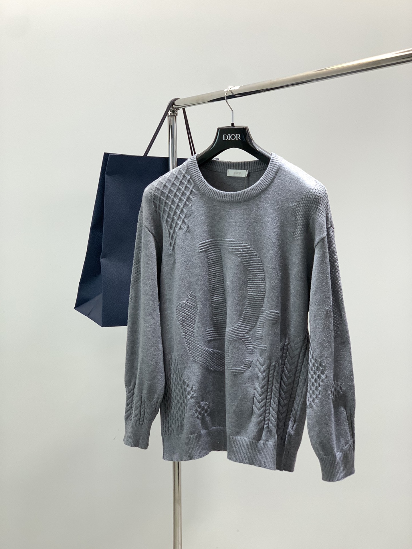 NO:646413,, Dior, new winter products, available at counters simultaneously, simple, fashionable and casual round neck long-sleeved knitted sweater, original imported fabric, comfortable and breathable, top knitting craftsmanship letter pattern logo, extremely high grade, unique design, fashionable and handsome upper body!  2 colors recommended, size M-3XL size clothing length shoulder width chest sleeve length M694810861 L71501126219860909,Dior 迪奥, 冬季新品,专柜同步有售,简约时尚休闲圆领长袖针织毛衣,原版进口面料,舒适透气,顶级针织工艺字母图案logo,档次极高,独特设计,上身时尚帅气！2色推荐,码数M-3XL 尺码衣长肩宽胸围袖长 M694810861 L715011262 XL735211663 2XL755412064 3XL775612265,,dior,dior,sweaters,alexander wang,Men's clothing