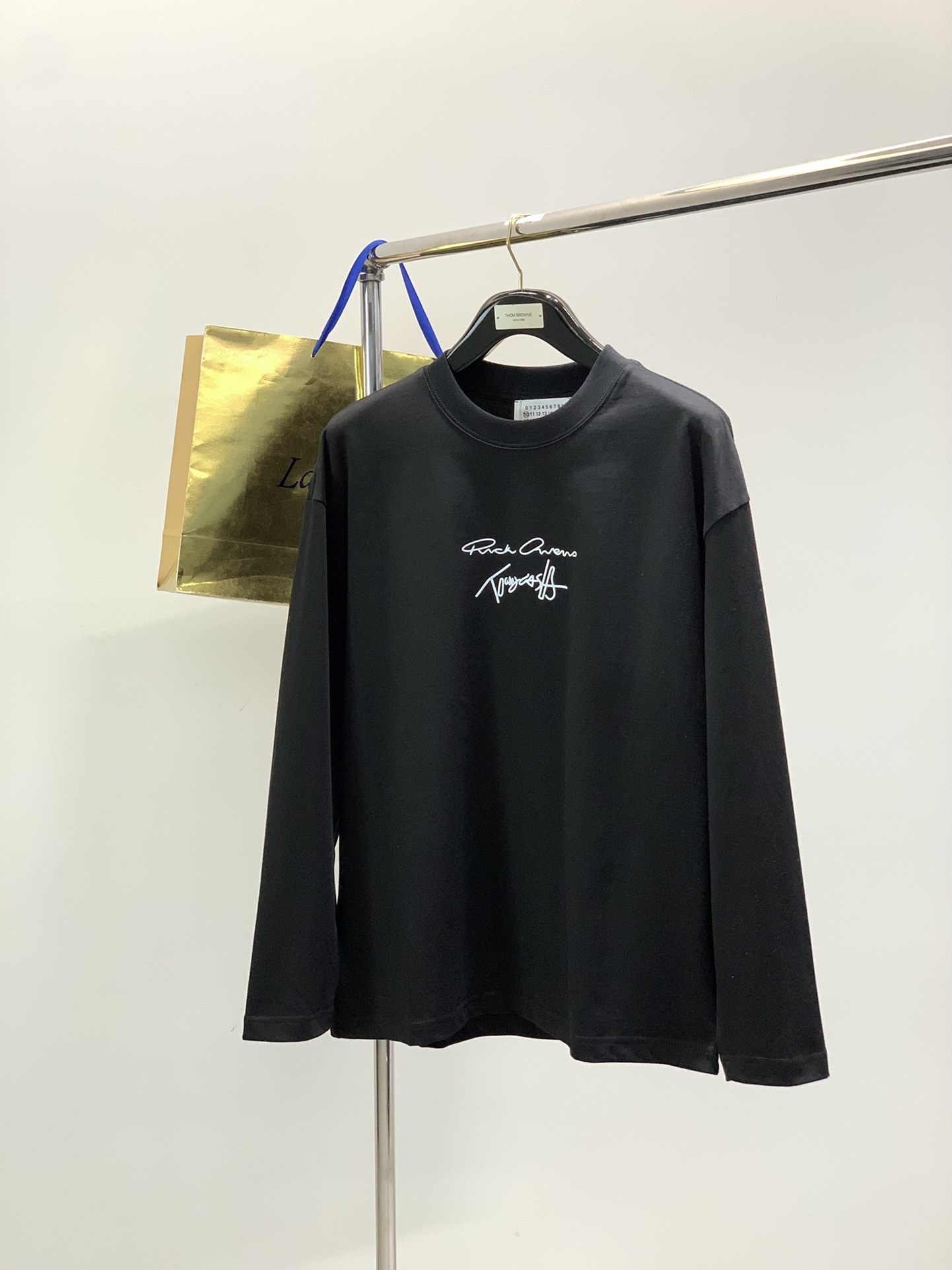 NO:646405,, Maison Margiela, the latest fall product, available at counters simultaneously, original order, fashionable and casual round neck long-sleeved T-shirt, comfortable upper body!  It is eye-catching and bright. It uses imported original fabrics and top-notch printing technology with letter pattern logo. It is of extremely high grade and the upper body is very handsome!  2 colors recommended, size S-XL size chart (unit: cm/kg) size bra length shoulder width sleeve length S108695354 M112715455 L116735556 XL120755657, masion margiela, tees, t-shirt, alexander wang19860909,Maison Margiela马吉拉,秋季最新品,专柜同步有售,原单狠货,时尚休闲圆领长袖T恤,上身舒适！吸睛而有亮点,采用进口原版面料,顶级印花工艺字母图案logo,档次极高,上身帅气十足！2色推荐,码数S-XL 尺码表(单位:cm/kg) 尺码胸围衣长肩宽袖长 S108695354 M112715455 L116735556 XL120755657,,masion margiela,tees，t-shirt,alexander wang,Men's clothing