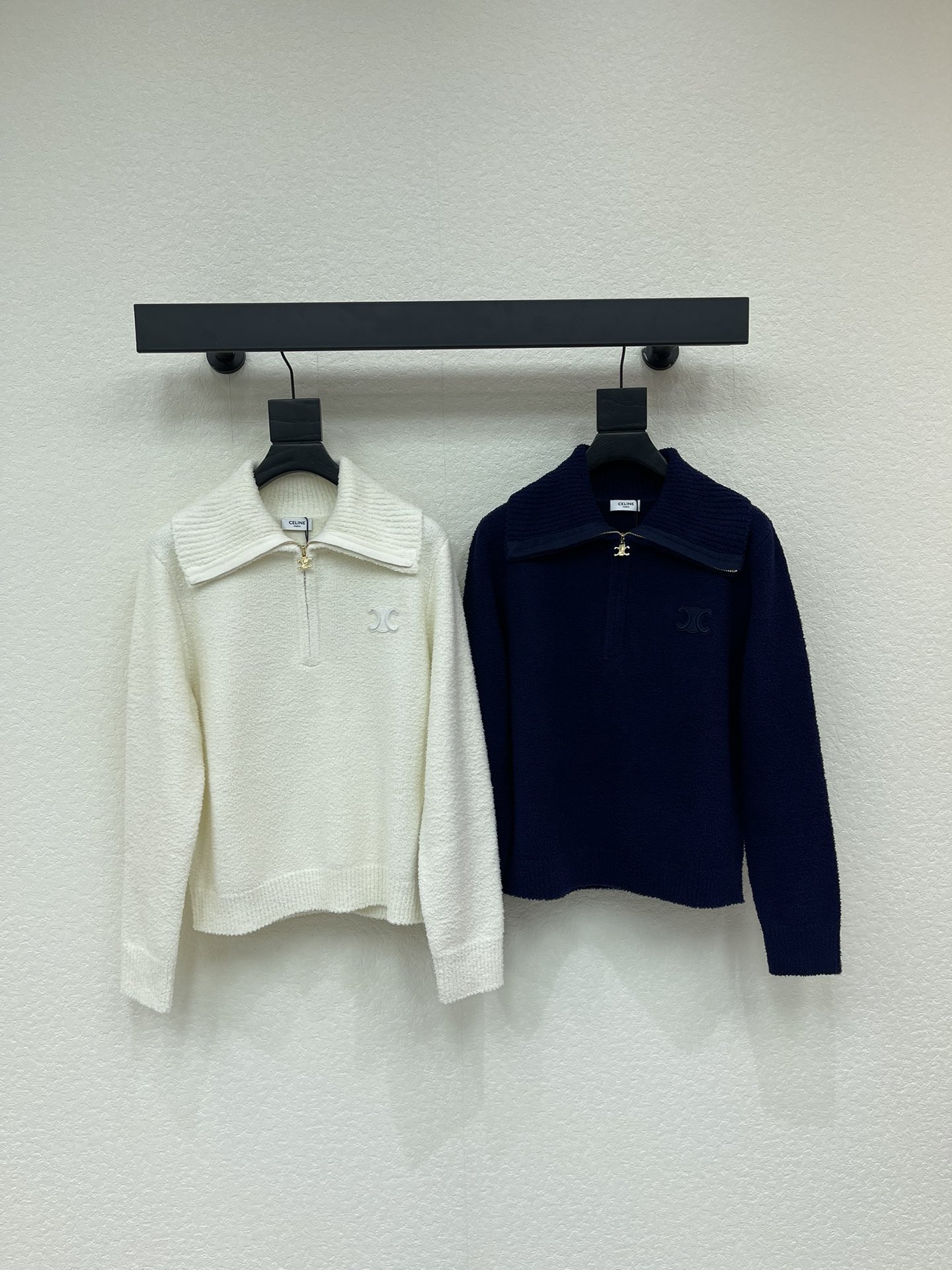 NO:623674,Celin*25 new fall and winter style lapel half-open pullover knitted sweater. Customized YB cashmere wool yarn weaving, comfortable and warm, high quality, lapel knitted sweater version, collar pit processing, zipper half-open adjustable structure makes it more lazy, the hem and cuffs of the ready-made garment are narrowed by knitted thread wrapping.  The overall shape is high-end and stylish, with a large wool grainy texture, and collision knitting to make it more layered, durable and sophisticated. The Arc de Triomphe brand logo details on the chest add a sense of style to the regular and versatile style, making the outfit full of western style. SML,,celine,sweaters,alexander  wang19860909Celin*25秋冬新款翻领半开襟套头针织毛衣.定制YB羊绒羊毛纱线织造,舒适保暖,质感上乘,翻领针织毛衣版型,领口坑条处理,拉链半开襟可调节式构造更显慵懒,成衣下摆袖口以针织螺纹包边收窄,整体造型高级有型,大身毛线颗粒感纹理,碰撞针织更显层次耐看精巧,配上胸口凯旋门品牌徽标细节,为常规百搭款式增添造型感,穿搭洋气十足.SML,,celine,sweaters,alexander wang,Women's clothing