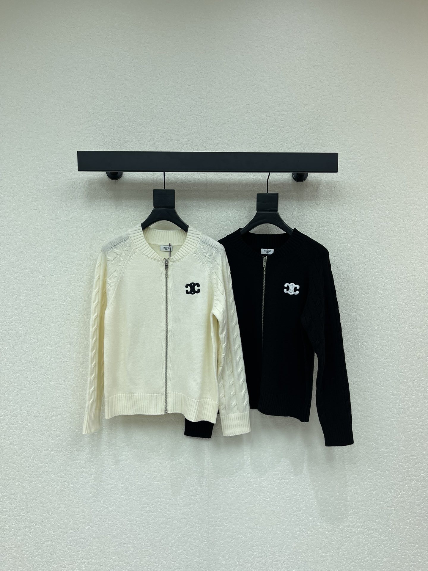 NO:623644,CELIN*25 new autumn and winter round neck zipper knitted cardigan!  Customized wool yarn weaving, comfortable and stylish, full of texture. Round-neck zipper cardigan cut. The sleeves are densely knitted with dense needle rows. The windproof and cold-proof effect is excellent. The upper body has a relaxed and gentle feeling. The stripes on the hem and cuffs are intertwined. It is matched with the embroidery pattern of the letter logo on the chest to highlight the fashion charm of the brand. Regular fit. Full of literary and artistic college feeling. Fashion focus wear to reduce age!  SML,,celine,alexander wang19860909CELIN*25秋冬新款圆领拉链针织开衫！定制羊毛纱线织造 舒适有型 质感十足 圆领拉链开衫剪裁 衣袖麻花编织排针密实 防风御寒效果一绝 上身自带松弛温柔感 衣摆袖口条纹交织 配合胸前字母标刺绣图案 彰显品牌时尚魅力 常规版型 文艺学院感十足 时尚焦点穿搭 洋气减龄！SML,,celine,alexander wang,Women's clothing