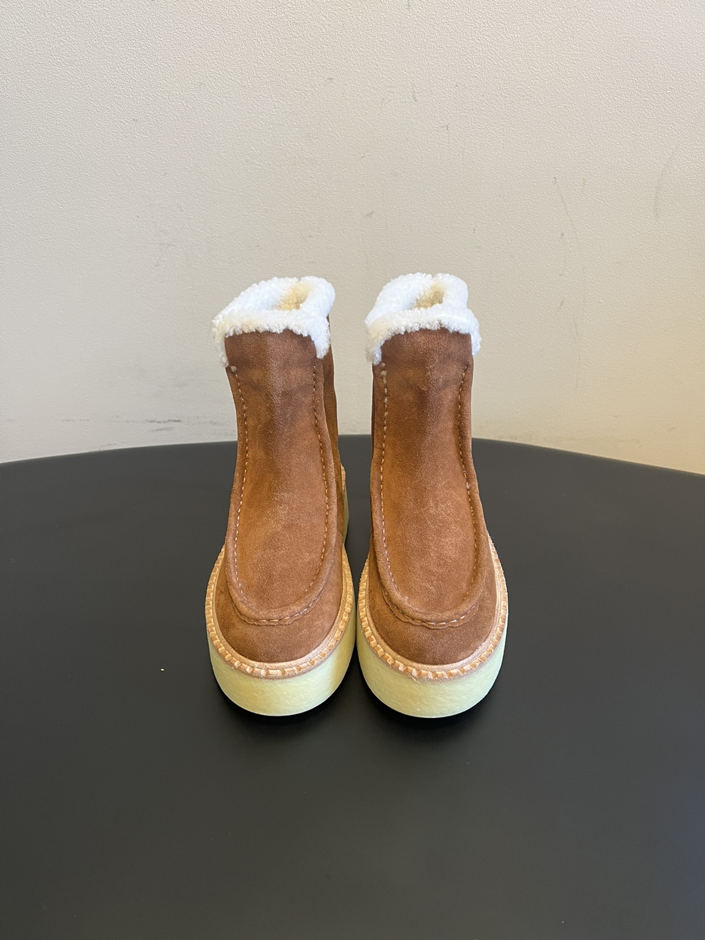 NO:628930,Prad*25ss autumn and winter series plus suede wool short boots/mid-boots are made of suede leather + wool lining, the outer layer is soft suede material, and the lining is covered with thick wool, which not only fits the foot but can cope with the low temperature in winter. The classic Prada triangle metal logo on the side of the shoe body is a key element for brand recognition.  Paired with a beige rubber thick sole, it not only increases the heightening effect, but also makes the overall style more lazy and casual. It has the neatness of short boots and the casualness of loafers. The cocoa brown color is a versatile style in autumn and winter, which can be suitable for daily life, light commuting and other scenes. Fabric: cow suede, lining, wool, original open-molded outsole, heel height 4cm, Size 35-41 (40 and 41 sizes are custom-made and cannot be returned) Short boots  Mid boots, snow boots, prada, loafers, boots19860909Prad*25ss 秋冬系列加绒面羊毛短靴/中靴 采用绒面皮革+羊毛内里,外层是柔软的绒面材质,内里铺满厚实羊毛,既贴合脚感又能应对冬季低温.鞋身侧面有Prada经典三角金属徽标,是品牌辨识度的关键元素. 搭配米黄色橡胶厚底,既增加了增高效果,也让整体风格更显慵懒休闲.既有短靴的利落,也有乐福鞋的随性,可可棕配色属于秋冬百搭款,能适配日常、轻通勤等多种场景. 面料牛反绒 内里羊毛 大底原版开模大底 跟高4cm Size35-41码（40、41码订做不退换） 短靴 中靴,雪地靴,prada,loafers,boots,Women's Shoes