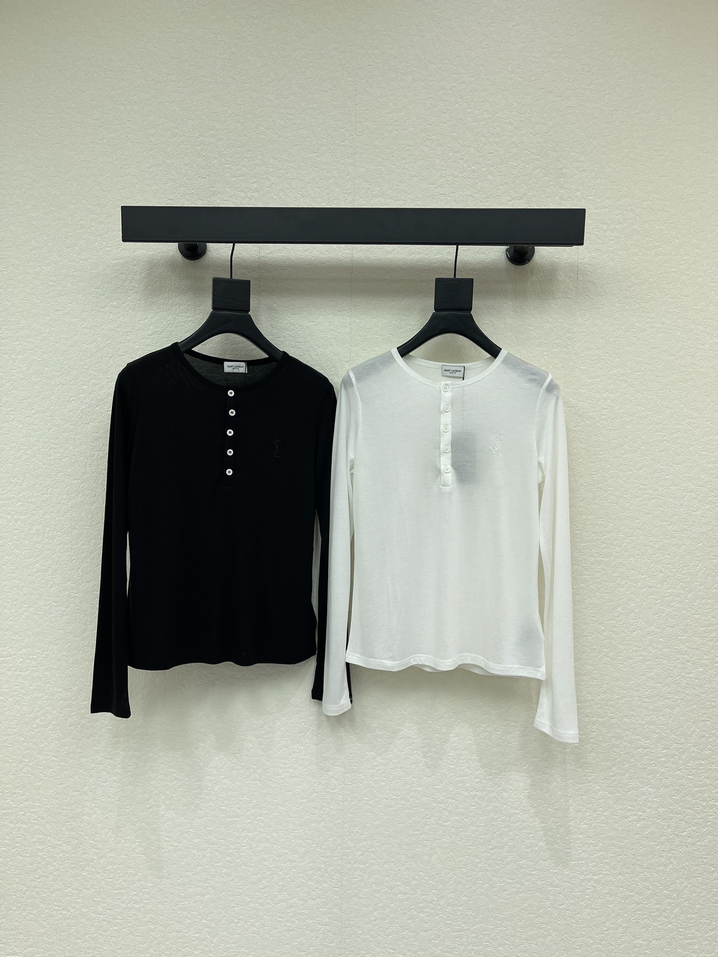 NO:623649,Ysl* new letter logo five-button long-sleeved bottoming shirt. Classic letter logo design on the chest. Round button collar. The fabric is made of Tencel cotton with good texture. The texture is super good. It is suitable for wearing alone or as an inner layer~ Recommended√ SML,,alexander wang19860909Ysl*新款字母标五扣长袖打底衫 胸前经典字母标设计 圆领纽扣领口 面料是采用质感很好的天丝棉 质感超好的 不管单穿 内搭都合适~ 推荐√ SML,,alexander wang,Women's clothing