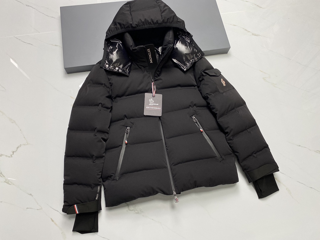 NO:637318,Outdoor Series //Mon* Montgetech Men's Short Hooded Goose Down Jacket The Montgetech Men's Short Down Jacket is comfortable and eye-catching, giving an elegant style to the look. Made of functional double-layer elastic nylon fabric, bonded with a durable and transparent membrane. Functional zipper closure, ski pass pocket and plain knitted wristband meet the needs of various mountain sports and can bring a comfortable wearing experience in bad weather. Japanese standard 90 white goose down filling  Size: 1-5, hooded clothing, Moncler, jackets & coats, down jacket, hats, alexander wang19860909户外系列//Mon* Montgetech 男士短款连帽鹅绒服 Montgetech男士短款羽绒夹克舒适而瞩目,为造型赋予优雅风格.采用功能性双层弹性尼龙面料制成,粘合耐久通透的薄膜.功能性拉链开合、滑雪通行证口袋和平纹针织护腕满足各种山地运动所需,可在恶劣天气带来舒适的穿着体验. 日标90白鹅绒填充 尺码:1-5码,蒙口-服装,Moncler,jackets & coats,down jacket,hats,alexander wang,Women's clothing