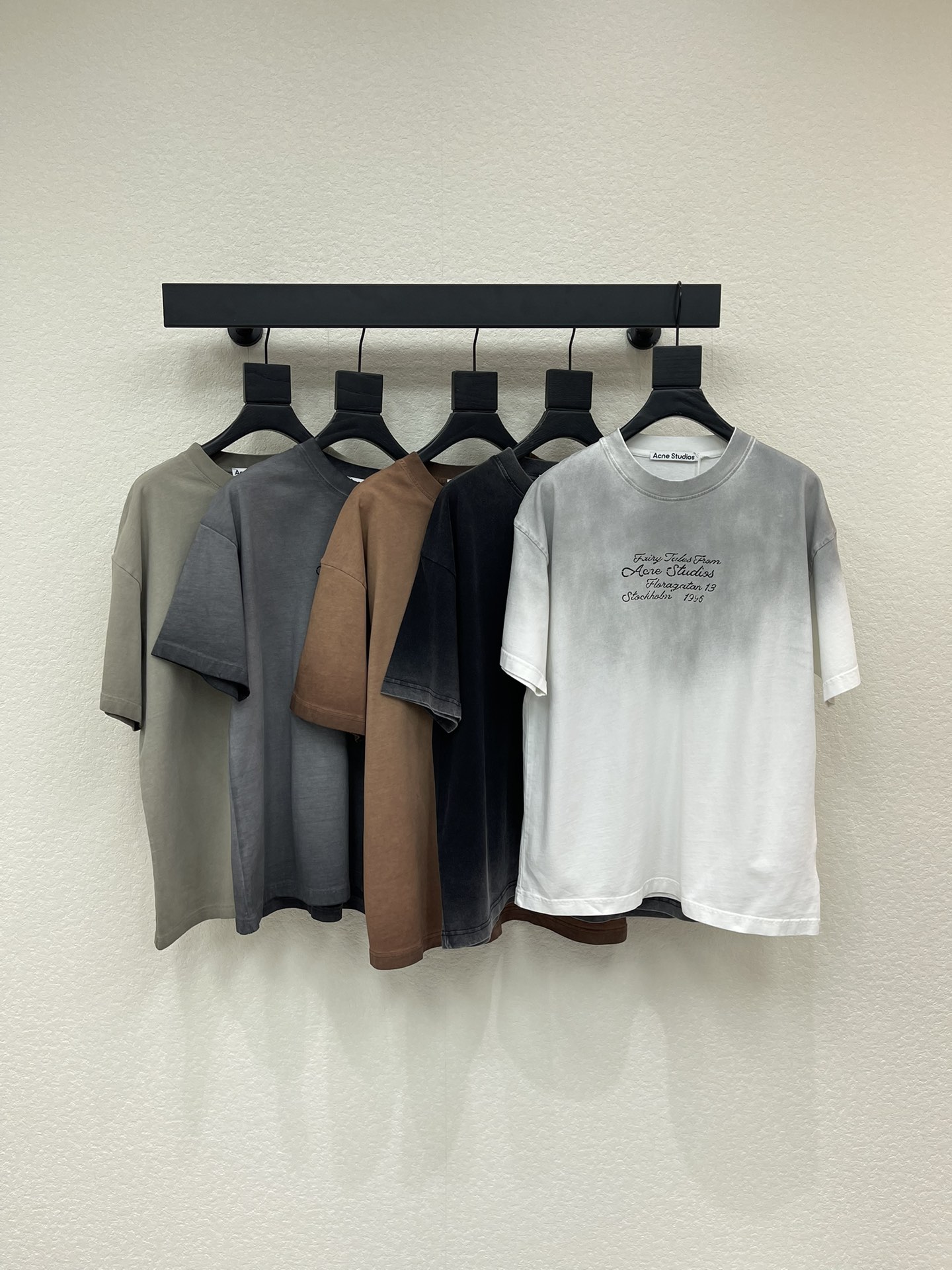 NO:623638,Acne studio*26 early spring new style 1996 short-sleeved T-shirt. It has a dirty feel with old washing, and it will smell like that when you wear it casually. It has an old washing process, and comes with a 'casual and uninhibited' filter, which makes you feel more and more timeless. American retro upup, casually wear a pair of jeans or overalls, a direct replica of Y2K trendsetters, wear Acne  1996, play with dopamine style, high street style, relaxed feeling, fashionable feeling all in one step, really not picky, same style for men and women!  S-XXL,,acne studios,dior,jeans,T-shirt,tees,t-shirt,alexander wang19860909Acne studio*26早春新款1996短袖T恤.做旧水洗脏脏感,随便一穿就有那味儿,做旧水洗工艺,自带“随性不羁”滤镜,越穿越有感觉,美式复古upup,随便搭条牛仔裤or工装裤,直接复刻Y2K潮人,穿Acne 1996,玩转多巴胺穿搭,高街感、松弛感、时髦感一步到位,真的不挑人,男女同款！S-XXL,,acne studios,dior,jeans,T-shirt,tees，t-shirt,alexander wang,Women's clothing