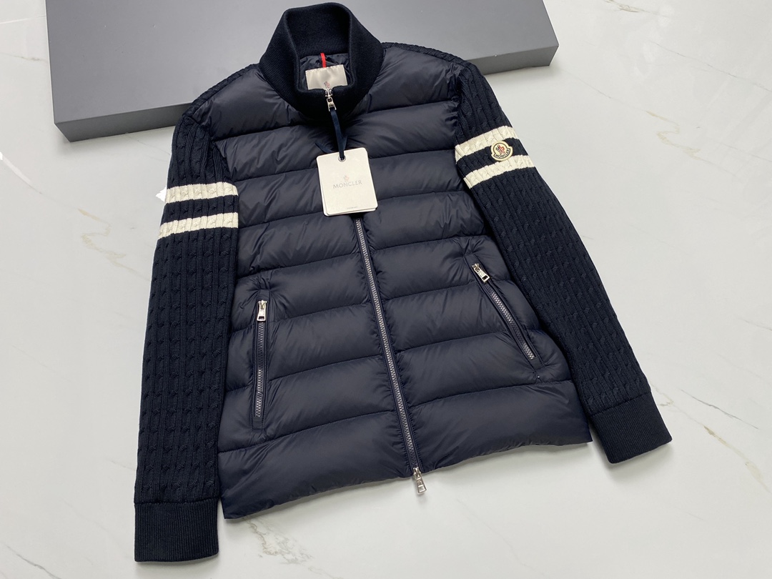 NO:637316,New //Mon*cardigan Unisex stand-collar wool splicing goose down cardigan (3 colors). The upper body of the whole dress is light, comfortable, simple, luxurious, exquisite and fashionable. It is a high-end luxury down jacket item. It is a style with outstanding temperament. It is made in classic college style. The soft and elegant knitted sleeve splicing design adds to the unique style of luxury and retro. Japanese standard 90 goose down filling. Size 1-5, hooded clothing, Moncler, down jacket, alexander wang19860909新款//Mon*cardigan 男女同款立领羊毛拼接鹅绒开衫(3色) 整件衣服上身轻便舒适简约奢华精致时髦的一款高端奢华羽绒服单品,一款气质十分出众的款式,经典的学院风格打造,柔和且优雅的针织袖拼接设计更显那种奢华复古的独特风情味道 日标90鹅绒填充  尺码 1-5码,蒙口-服装,Moncler,down jacket,alexander wang,Women's clothing