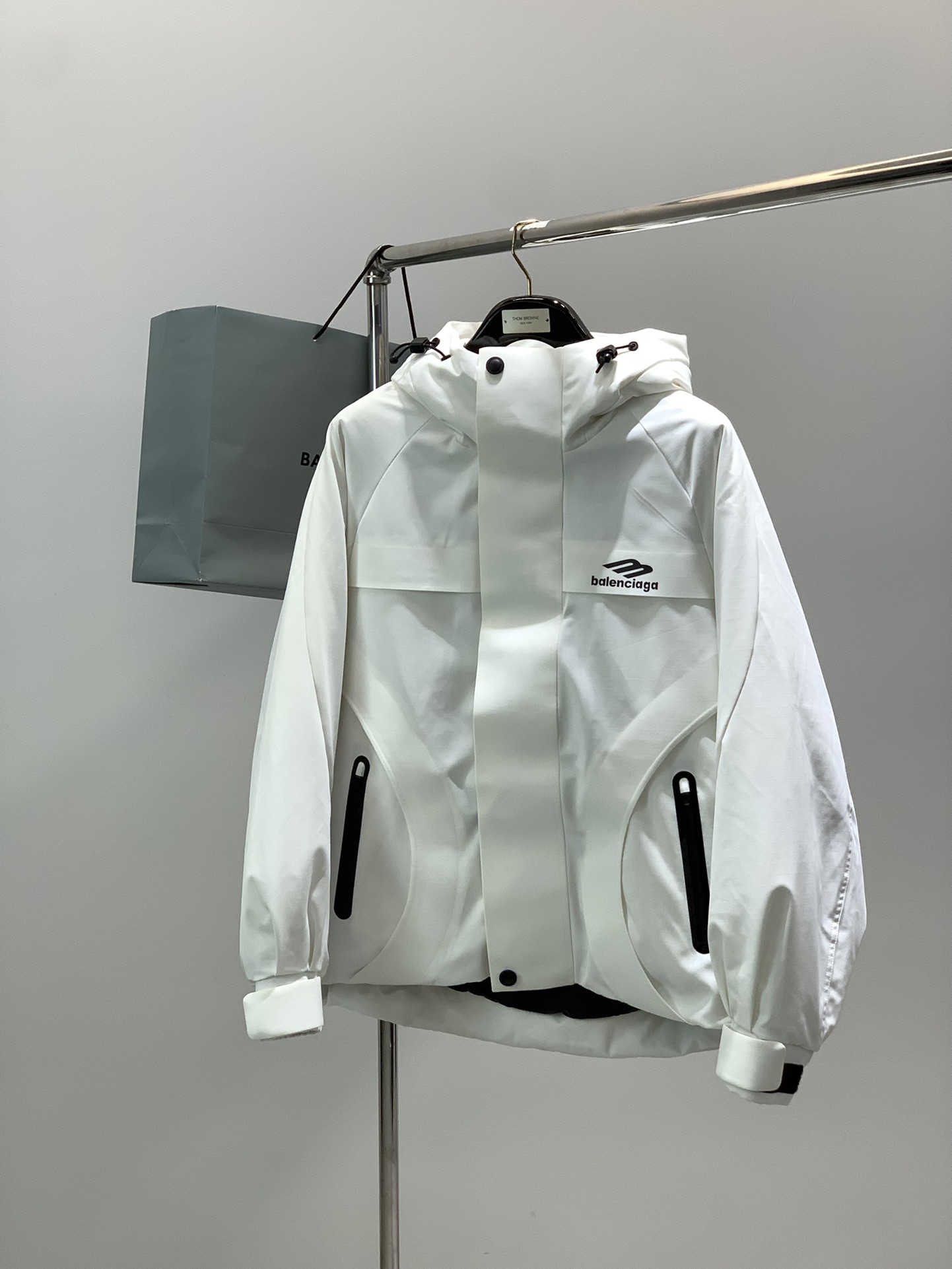 NO:643869,, Balenciaga Balenciaga, the latest winter model, available at counters simultaneously, original goods, popular fashionable casual hooded down jacket, imported original fabrics, unique design, top-notch printing technology letter pattern decorative logo, original hardware accessories decoration, simple and fashionable, handsome upper body, complete three labels, 2 colors recommended, size M-2Xl,,balenciaga,balenciaga,down jacket,hats,alexander wang19860909,Balenciaga 巴黎世家,冬季最新款,专柜同步有售,原单狠货,爆款时尚休闲连帽羽绒服,进口原版面料,独特设计,顶级印花工艺字母图案装饰logo,原版五金辅料装饰,简约时尚 ,上身帅气,三标齐全,2色推荐,码数M-2Xl,,balenciaga,balenciaga,down jacket,hats,alexander wang,Men's clothing