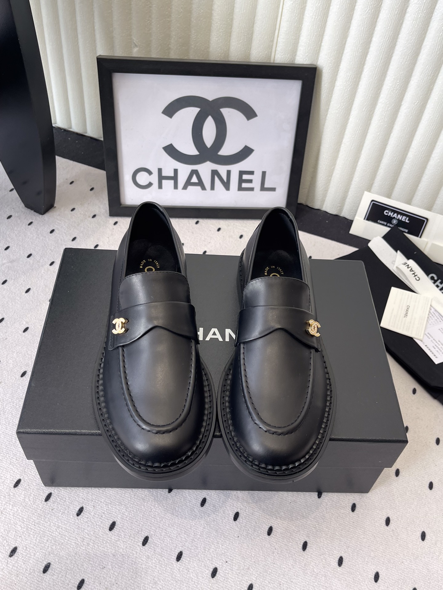 NO:628527,Chanel's new loafers. Loafer lovers must not miss this model. It has a more neutral and handsome temperament. It has a good sense of lines. The upper is made of imported calfskin. The inner foot pad is made of imported oiled cowhide. The Italian imported cowhide outsole Size35-39 (customized 40/41), loafers, chanel, loafers, cowhide19860909Chanel新款乐福鞋 乐福鞋爱好者绝不能错过 这款气质上更中性帅气几分 线条感很足 鞋面采用进口小牛皮 内里垫脚采用进口油牛皮 意大利进口牛皮大底 Size35-39（40/41定制）,乐福鞋,chanel,loafers,cowhide,Women's Shoes