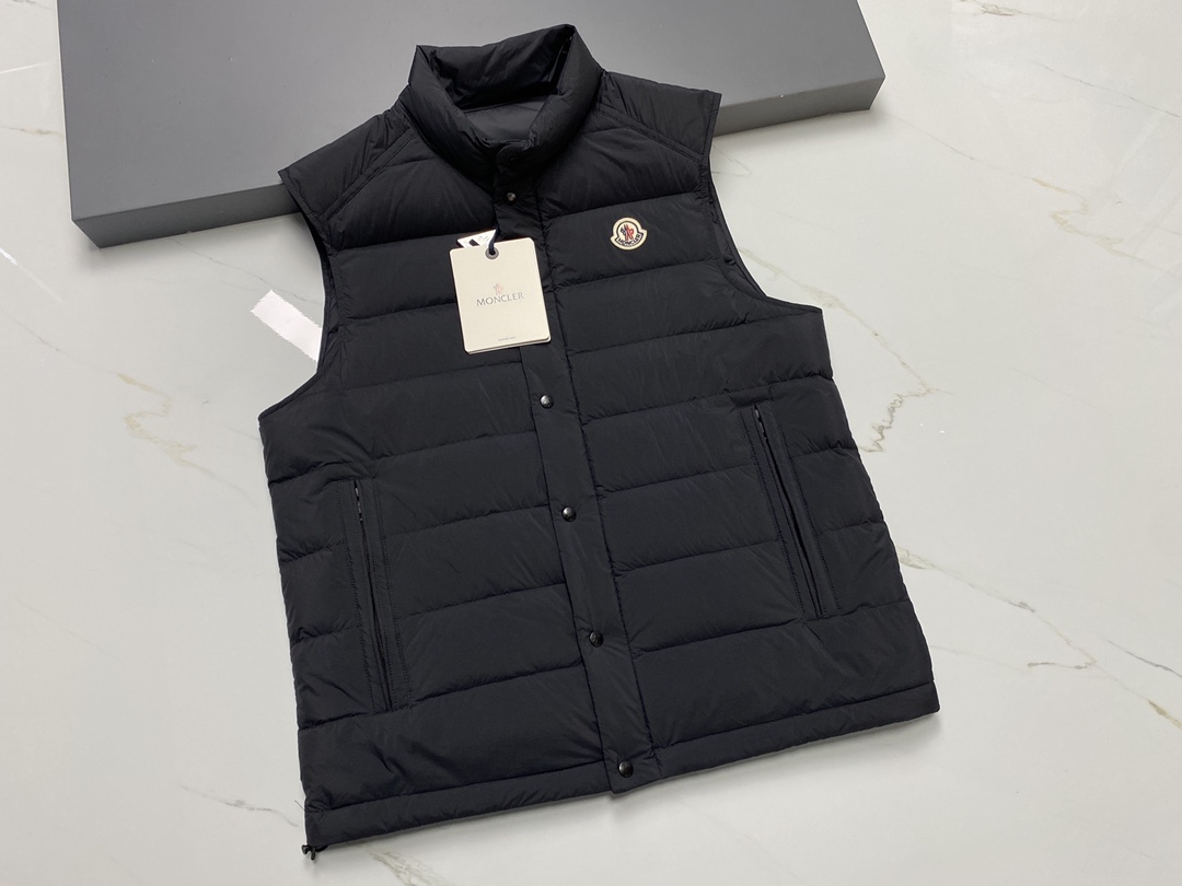 NO:637326,New //Mon* Barthe men's lightweight stand-up collar goose down vest Barthe down vest is made of longue saison fabric, drawing on the brand's research results on sustainable fabrics. This nylon is Moncler's iconic fabric, which is light, warm, practical and durable. The design is simple and easy to wear, suitable for daily wear, business trips and layering styles. Japanese standard 90 goose down filling Size: 1-5 yards, hooded-clothing, Moncler, down jacket, alexander wang19860909新款//Mon* Barthe 男士轻薄立领鹅绒马甲 Barthe羽绒马甲采用longue saison面料制成,汲取品牌对可持续面料的研究成果.这种尼龙是Moncler的标志性面料,具有轻盈保暖、实用耐久的特点.设计简约易搭,适合日常穿着、出差旅行和打造叠穿造型. 日标90鹅绒填充 尺码:1-5码,蒙口-服装,Moncler,down jacket,alexander wang,Women's clothing