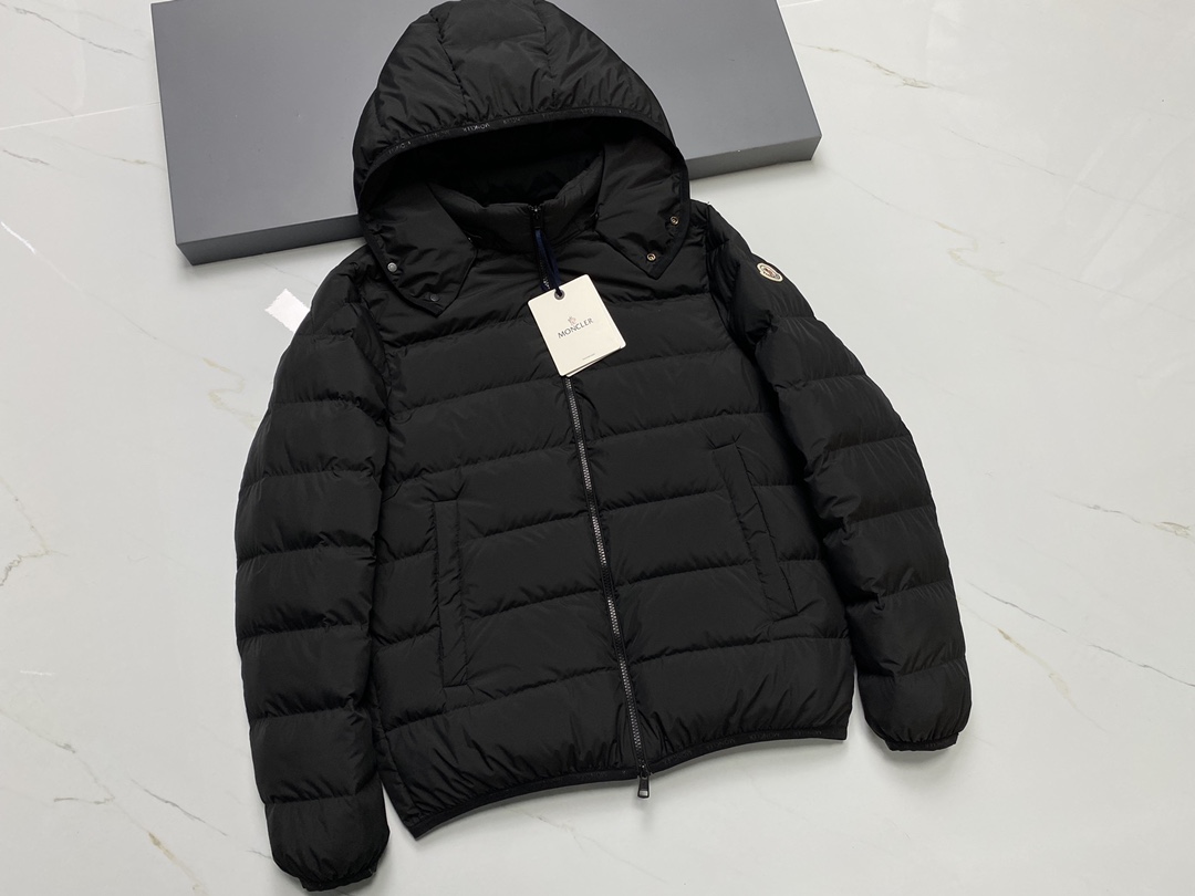 NO:637315,New //Mon* Montbrocq men's short hooded goose down jacket. Montbrocq is embellished with low-key logo trim details and uses the iconic Moncler pattern to subtly combine the sports style and functional aesthetics of the series. Made of polyester fiber fabric, equipped with an adjustable hood that can be easily removed according to mood or weather conditions. Japanese standard 90 white goose down filling. Size: 1-5, Meng Mou-Clothing, Moncler, hats, alexander wang19860909新款//Mon* Montbrocq 男士短款连帽鹅绒服 Montbrocq点缀低调的标识饰边细节,以标志性Moncler图案将系列运动风范与功能美学精妙结合.采用聚酯纤维面料制成,配有可调节兜帽,可根据心情或天气情况轻松拆卸. 日标90白鹅绒填充 尺码:1-5码,蒙口-服装,Moncler,hats,alexander wang,Women's clothing