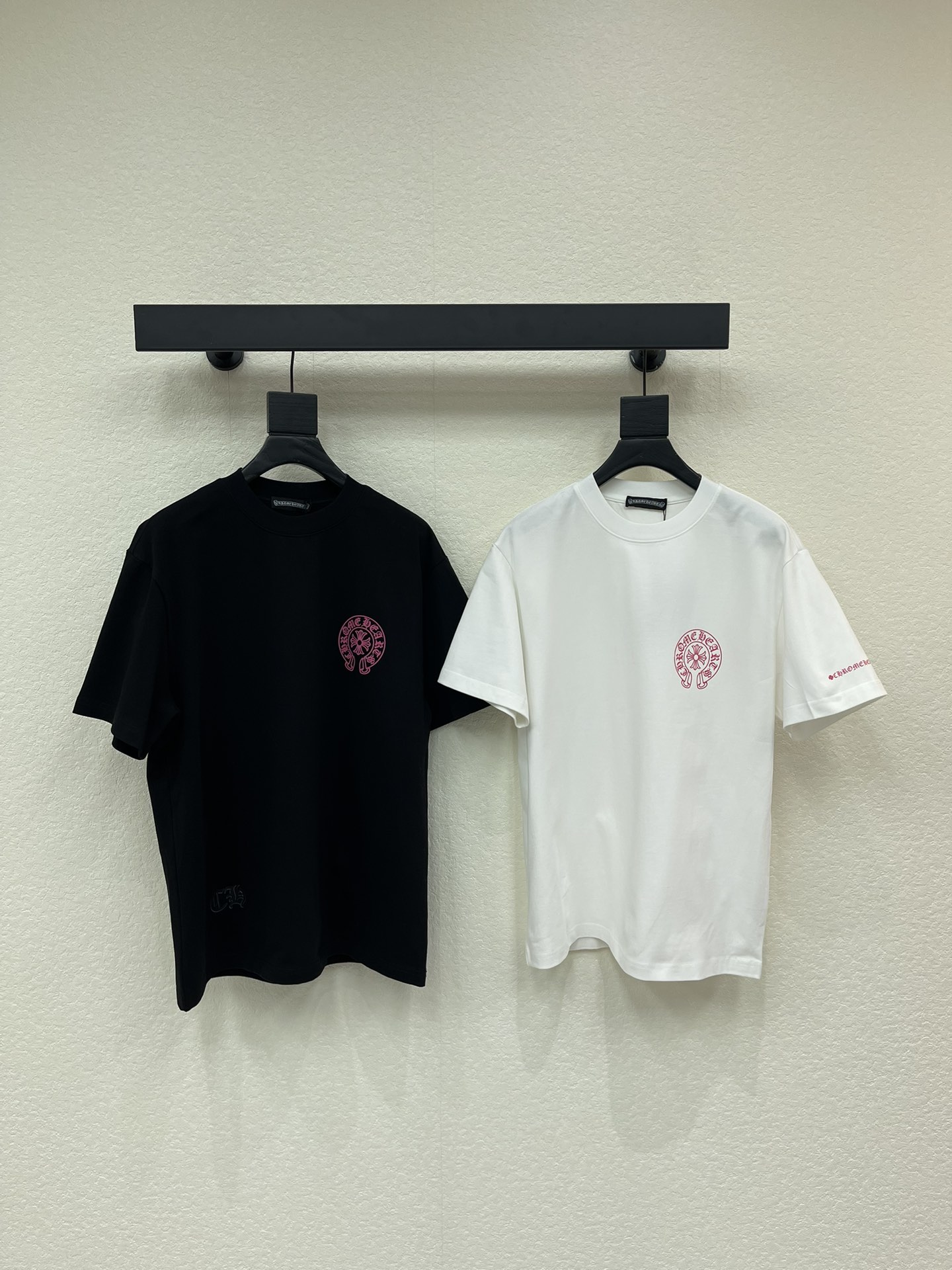 NO:623619,Chrome hear* Chrome Heart 26 early spring new Sanskrit printed short-sleeved T-shirt. It is made of high-gram weight washed fabrics with complex craftsmanship and personalized color matching. The full shape matching and colorful contrasting T-shirt design make them the focus of the street. These T-shirts are not only fashionable. Colorful patterns are interesting and attractive, and the upper body is slimming. Same style for men and women. Color white, black, size S-XL A, chrome hearts, chrome  hearts,T-shirt,tees,t-shirt,alexander wang19860909Chrome hear*克罗心26早春新款梵文印花短袖T恤.采用高克重洗水面料,工艺复杂,添加个性色彩搭配 ,十足的造型搭配和彩色形成鲜明对比效果的T恤设计,让他们成为街头焦点.这些T恤不仅具有时尚感.彩色图案,趣味又吸晴,上身显瘦穿搭,男女同款 颜色白色、黑色 尺码S-XL A,,chrome hearts,chrome hearts,T-shirt,tees，t-shirt,alexander wang,Women's clothing