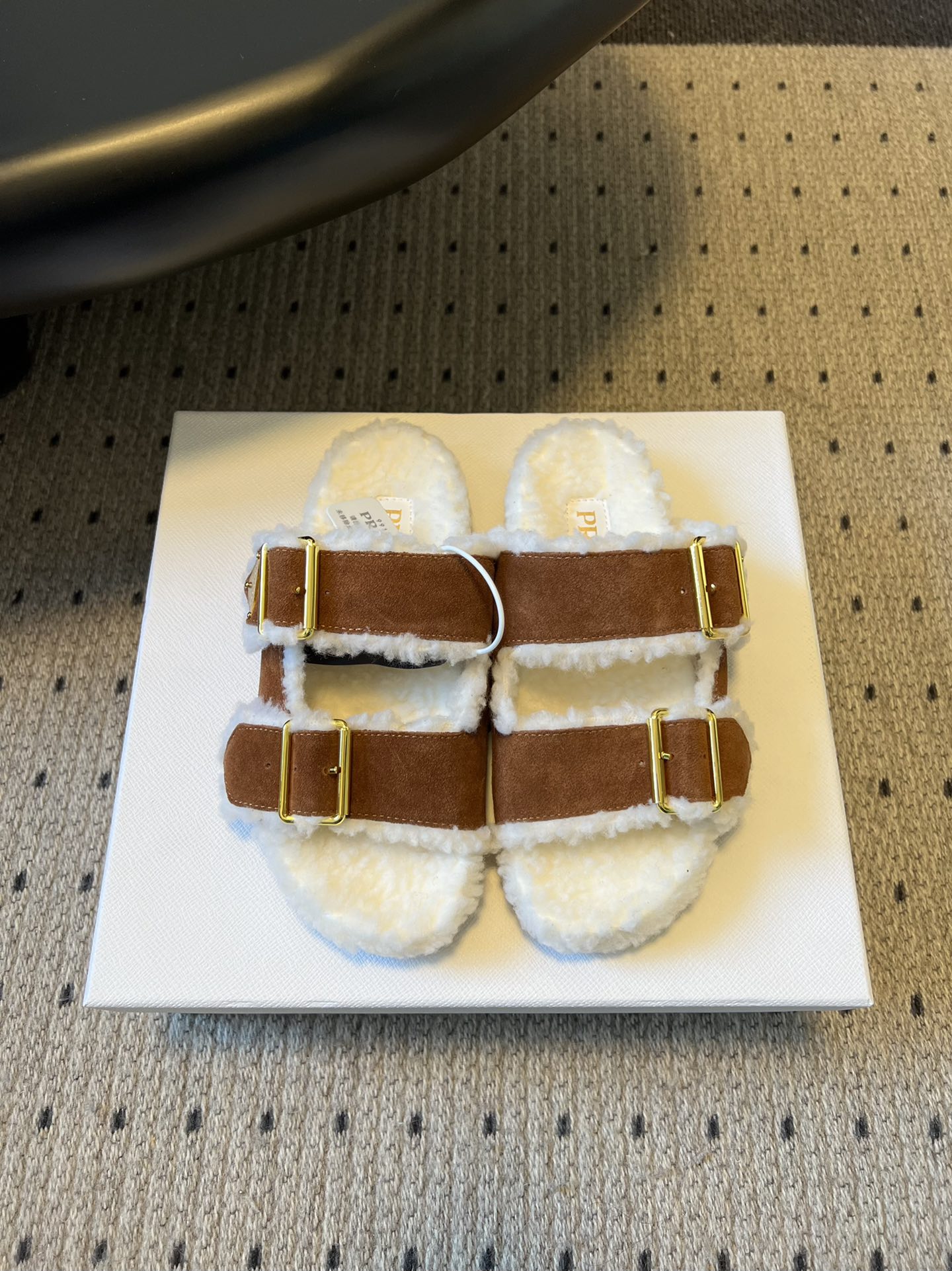 NO:628921,Prad*25ss autumn and winter series suede wool slippers/mules are made of suede calfskin + wool lining, the outer layer is soft and delicate suede leather, and the inner layer is covered with thick wool, taking into account the comfortable touch and winter warmth needs. The brown coffee tone is a versatile color in autumn and winter, and the relaxed 'plush + suede' combination is suitable for home leisure, and can also be paired with coats and wide-leg pants to create a light and lazy outing look. Fabric: Cow suede  Wool lining, original open-molded outsole, heel height 3cm, Size 35-41 (custom-made sizes 40 and 41 are non-returnable), semi-furry shoes, prada, slippers, cowhide19860909Prad*25ss秋冬系列绒面羊毛拖鞋/穆勒鞋 采用绒面小牛皮+羊毛衬里,外层是柔软细腻的绒面皮革,内里铺满厚实羊毛,兼顾舒适触感与冬季保暖需求. 棕咖色调属于秋冬百搭色,松弛感的“毛绒+绒面”组合,既适合居家休闲,也能搭配大衣、阔腿裤打造轻慵懒的外出造型. 面料牛反绒 内里羊毛 大底原版开模大底 跟高3cm Size35-41码（40、41码订做不退换）,半拖毛毛鞋,prada,slippers,cowhide,Women's Shoes