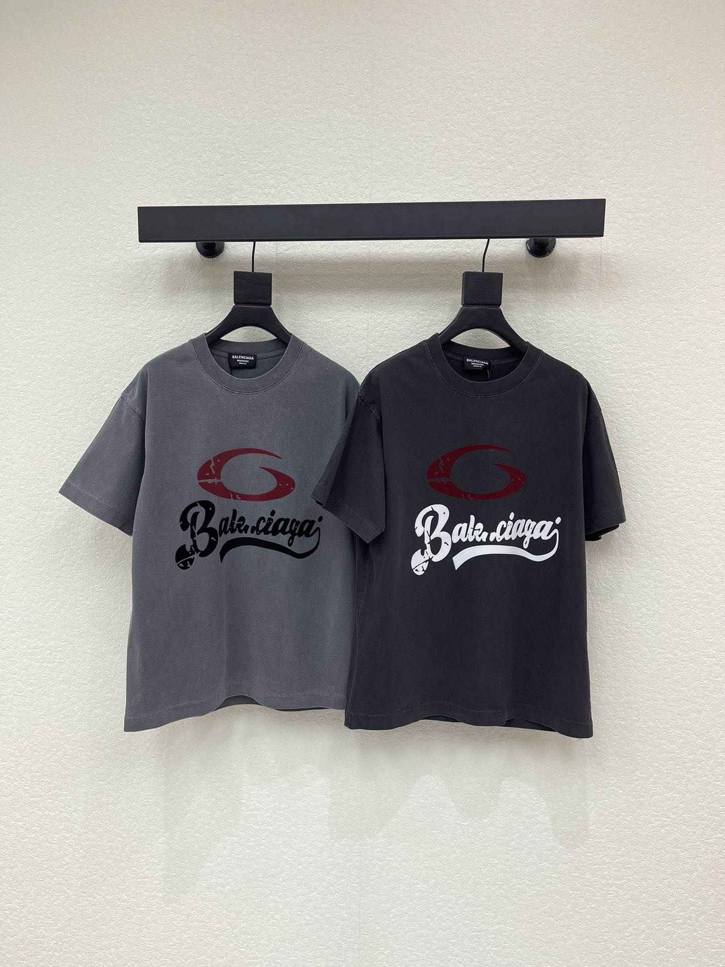 NO:623626,Balenciag*26 new early spring flocked printed short-sleeved T-shirt. It is made of high-gram weight washed fabrics, with complex craftsmanship, adding personalized color matching, full shape matching and colorful contrasting T-shirt design, making them the focus of the street. These T-shirts are not only fashionable. Colorful patterns, interesting and attractive, the upper body is slim and suitable for men and women. Color white, black Size S-XL, balenciaga, T-shirt, tees, t-shirt, alexander  wang19860909Balenciag*26早春新款植绒印花短袖T恤.采用高克重洗水面料,工艺复杂,添加个性色彩搭配 ,十足的造型搭配和彩色形成鲜明对比效果的T恤设计,让他们成为街头焦点.这些T恤不仅具有时尚感.彩色图案,趣味又吸晴,上身显瘦穿搭,男女同款 颜色白色、黑色 尺码S-XL,,balenciaga,T-shirt,tees，t-shirt,alexander wang,Women's clothing