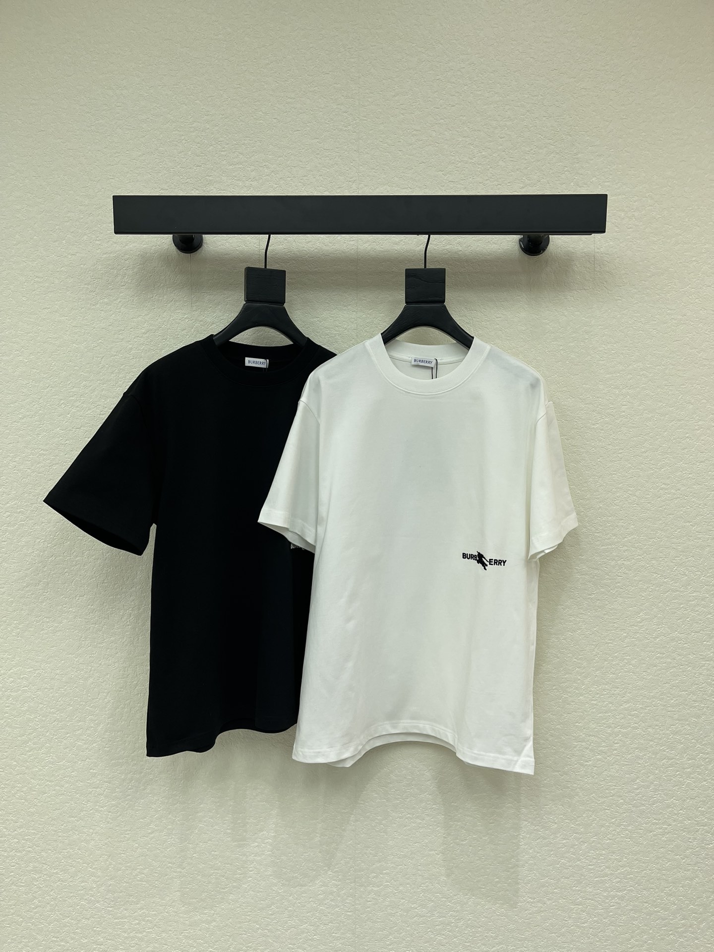 NO:623632,Burberr*26 early spring new war horse lettering printed short-sleeved T-shirt. Made of high-weight washed fabrics, complex craftsmanship, adding personalized color matching, full shape matching and colorful contrasting T-shirt design, making them the focus of the street. These T-shirts are not only fashionable. Colorful patterns, interesting and attractive, the upper body is slim and suitable for men and women. Color white, black, size S-XL A,, burberry, T-shirt, tees, t-shirt, alexander wang19860909Burberr*26早春新款战马字母印花短袖T恤.采用高克重洗水面料,工艺复杂,添加个性色彩搭配 ,十足的造型搭配和彩色形成鲜明对比效果的T恤设计,让他们成为街头焦点.这些T恤不仅具有时尚感.彩色图案,趣味又吸晴,上身显瘦穿搭,男女同款 颜色白色、黑色 尺码S-XL A,,burberry,T-shirt,tees，t-shirt,alexander wang,Women's clothing