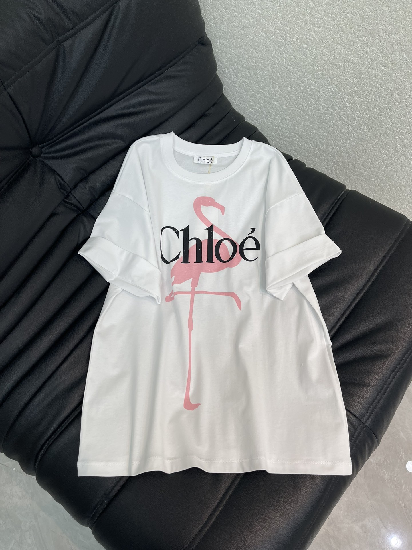 NO:623686,Chlo*26 early spring new round neck printed logo short-sleeved T-shirt. Customized YB twill cotton material, breathable and comfortable, full of texture, loose short-sleeved T-shirt cut, slim and fashionable to wear, using printing color restoration technology on the chest to outline the iconic letter logo flamingo print pattern, color collision  Contrast the layers, strengthen the brand identity, the cuffs can be folded to modify the arms, and the fashion and high-end sense are immediately apparent, creating a personalized style, fashionable and relaxed, and stylish when worn alone or worn inside. SML, chloe, T-shirt, tees, t-shirt, alexander  wang19860909Chlo*26早春新款圆领印花徽标短袖T恤.定制YB斜纹全棉材质,透气舒适,质感十足,宽松短袖T恤裁剪,穿搭显瘦时尚,胸前利用印花色彩还原工艺,勾勒出标志性字母徽标火烈鸟印花图案,色彩碰撞层次,加强品牌标识度,袖口可翻折修饰手臂,时尚高级感立现,打造个性风格,时髦松弛,单穿内搭都出彩时髦.SML,,chloe,T-shirt,tees，t-shirt,alexander wang,Women's clothing