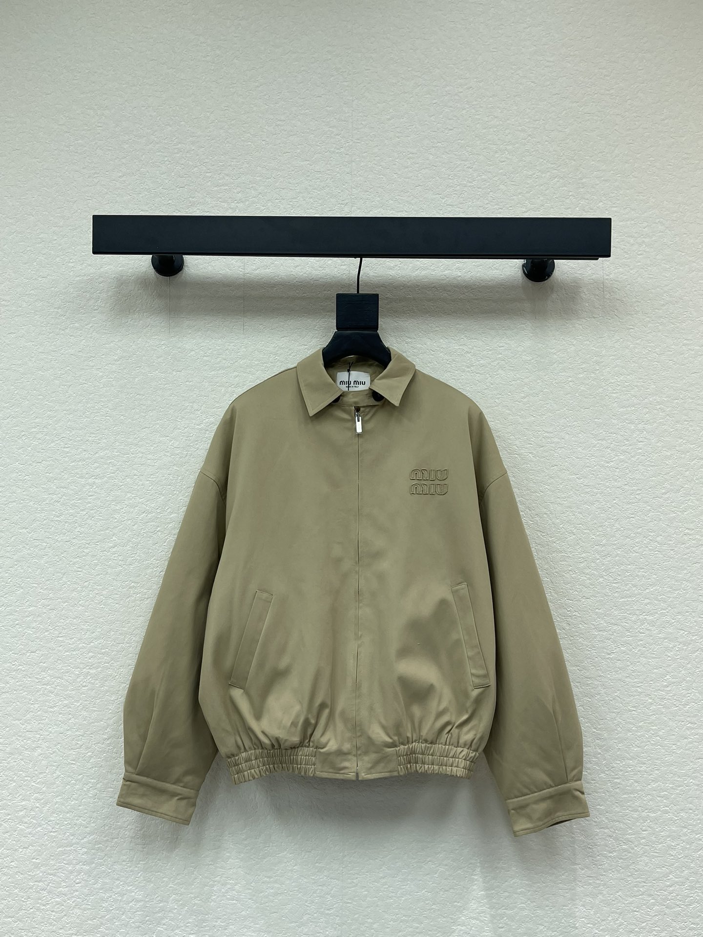 NO:623694,Miumi*25 new autumn and winter new teddy velvet zipper lapel jacket. Customized YB twill cotton material, fine texture, smooth and comfortable, lapel zipper jacket, full of casual workwear feel, the front hem pleats are narrowed to form a puffy hemming effect, and the collar buckle can be fixed to stand up  The collar is warm, showing the trend positioning, and the letter logo decoration on the chest highlights the brand style, fashionable and western style. The lining is treated with teddy velvet, with sufficient wool and soft feel. It is a must-have item for keeping warm in autumn and winter, and the appearance is more fashionable. SML,,miumiu,jackets  & coats,jackets & coats,alexander wang19860909Miumi*25秋冬新款内里泰迪绒拉链翻领夹克外套.定制YB斜纹全棉材质,质感细腻,垂顺舒适,翻领拉链夹克外套,工装休闲感十足,正面下摆褶皱收窄形成蓬蓬包边效果,领口带扣固定可立领保暖,尽显潮流定位,胸前字母徽标装饰,凸显品牌格调,时髦且洋气.内里泰迪绒处理,毛量充足手感柔软,秋冬换季保暖必备单品,外观不显更具时尚.SML,,miumiu,jackets & coats,jackets & coats,alexander wang,Women's clothing