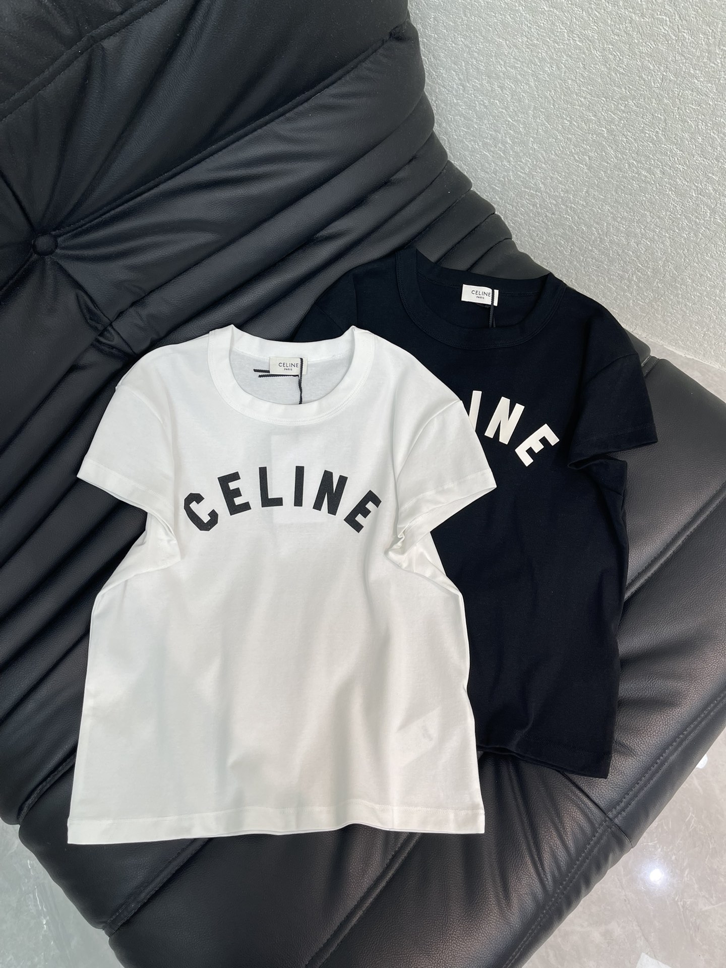 NO:624390,Celin*26 new early spring printed short-sleeved T-shirt, exquisite version makes the upper body slimmer!  Customized latest craftsmanship, low-key luxury!  Fashionable must-have items to unlock all outfits!  Look for our quality!  The classic items are fashionable and high-end, and the classic styles are versatile and easy to match!  SML A,,celine,T-shirt,tees,t-shirt,alexander wang19860909Celin*26早春新品印花短袖T恤 精致版型上身巨显瘦！ 定制最新工艺 低调奢华！ 时髦精必备单品解锁所有穿搭！ 认准我家品质！经典单品时髦又高级 经典版型百搭不挑人！ SML A,,celine,T-shirt,tees，t-shirt,alexander wang,Women's clothing