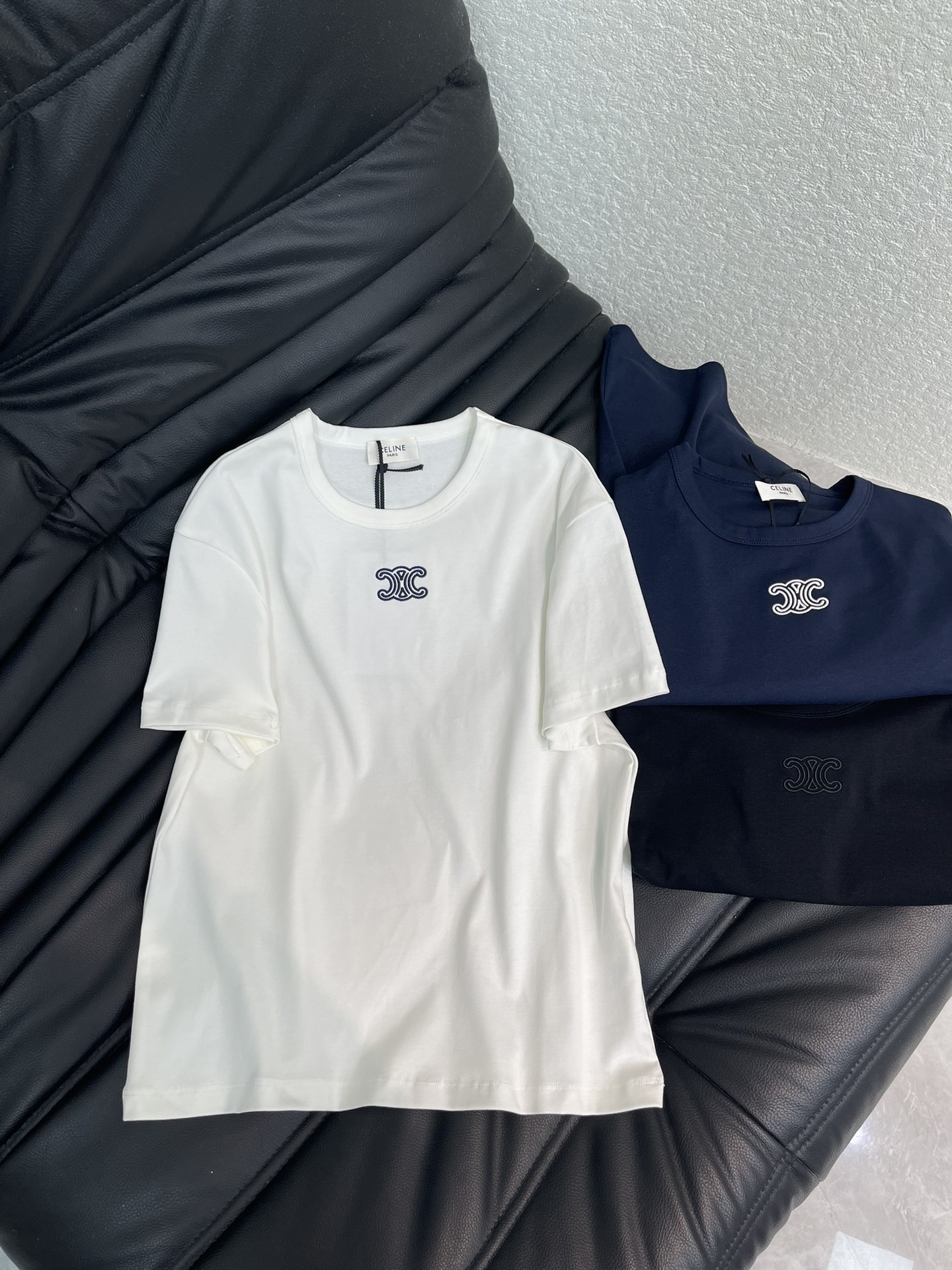 NO:624408,Celin*26 new early spring short-sleeved T-shirt with small embroidery, exquisite version and slimming upper body!  Customized latest craftsmanship, low-key luxury!  Fashionable must-have items to unlock all outfits!  Look for our quality!  The classic items are fashionable and high-end, and the classic styles are versatile and easy to match!  SML,,celine,T-shirt,tees,t-shirt,alexander wang19860909Celin*26早春新品小刺绣短袖T恤 精致版型上身巨显瘦！ 定制最新工艺 低调奢华！ 时髦精必备单品解锁所有穿搭！ 认准我家品质！经典单品时髦又高级 经典版型百搭不挑人！ SML,,celine,T-shirt,tees，t-shirt,alexander wang,Women's clothing