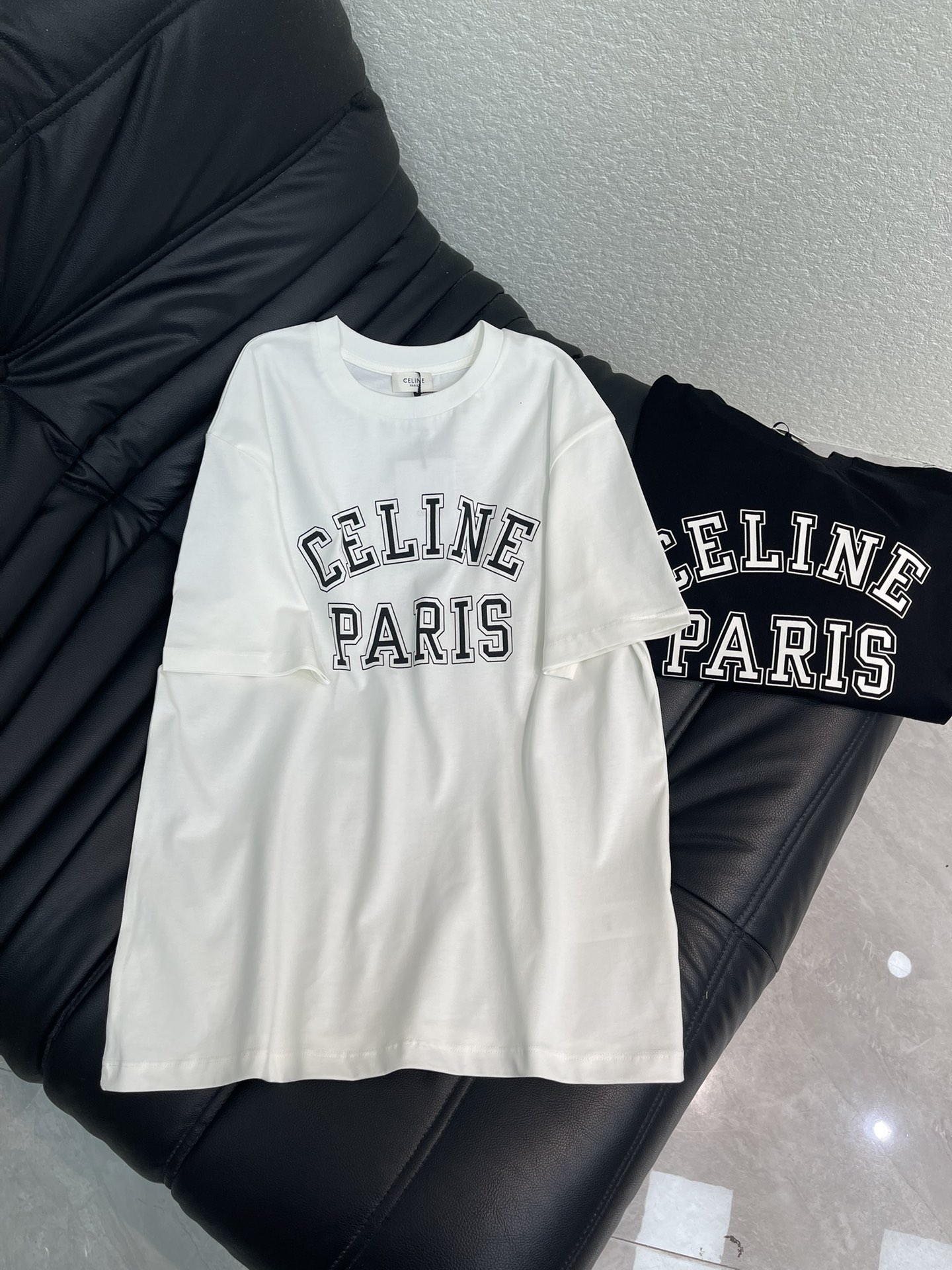 NO:624396,Celin*26 new early spring printed short-sleeved T-shirt, exquisite version makes the upper body slimmer!  Customized latest craftsmanship, low-key luxury!  Fashionable must-have items to unlock all outfits!  Look for our quality!  The classic items are fashionable and high-end, and the classic styles are versatile and easy to match!  SML,,celine,T-shirt,tees,t-shirt,alexander wang19860909Celin*26早春新品印花短袖T恤 精致版型上身巨显瘦！ 定制最新工艺 低调奢华！ 时髦精必备单品解锁所有穿搭！ 认准我家品质！经典单品时髦又高级 经典版型百搭不挑人！ SML,,celine,T-shirt,tees，t-shirt,alexander wang,Women's clothing