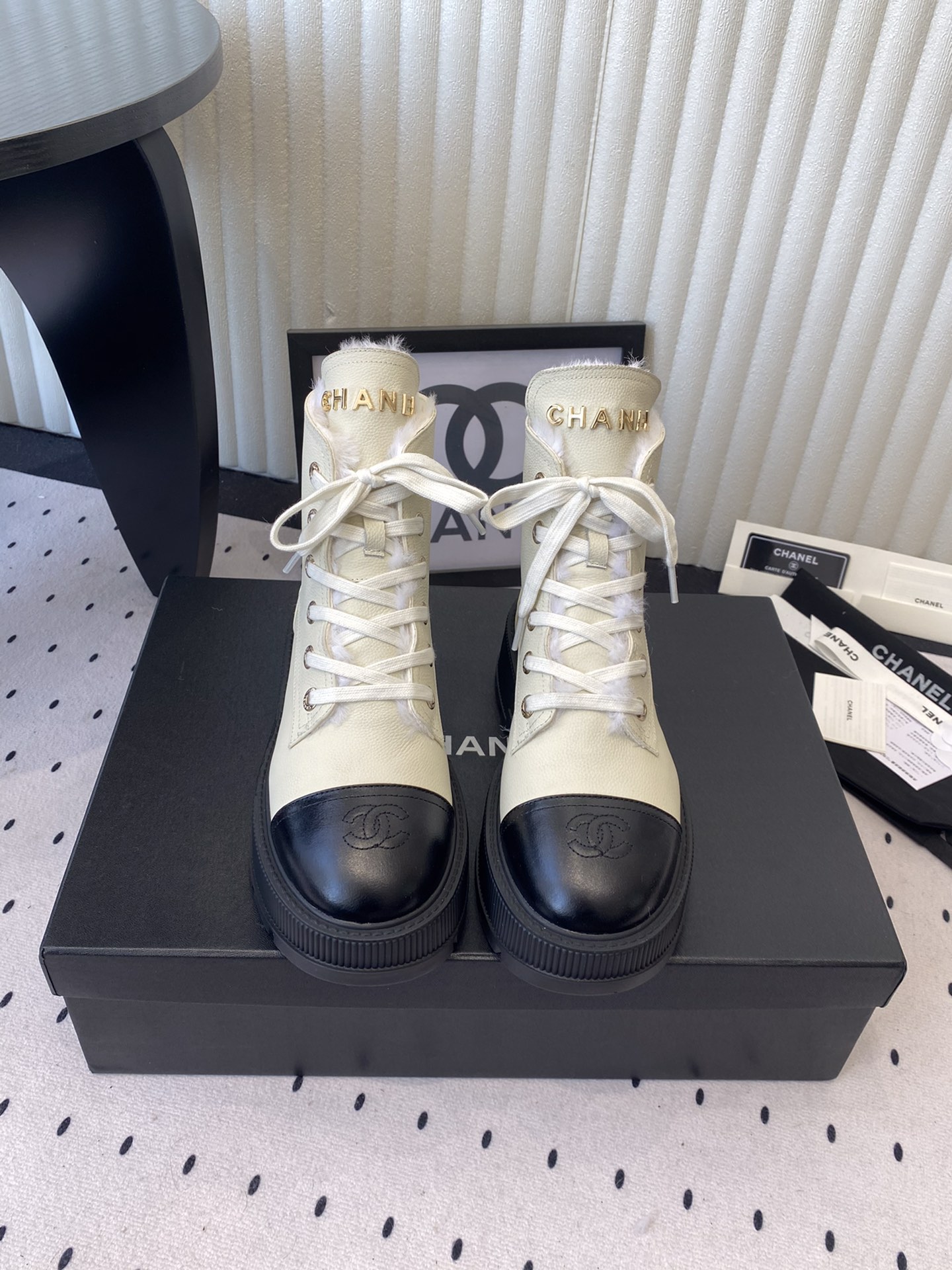 NO:628513,Chanel's new thick-soled fur-lined short boots, top version, original one-to-one development, super hot model, a must-have for fairies, imported pebbled cowhide upper, imported wool lining, original hardware, original TPU outsole Size: 35-39 (40 41 custom-made), boots, chanel, boots, cowhide19860909Chanel新款厚底毛里短靴 顶级版本 原版一比一开发 超级大爆款 仙女们必入款 进口荔枝纹牛皮鞋面 进口羊毛内里 原版五金 原版TPU大底 Size: 35-39 (40 41订做),靴子,chanel,boots,cowhide,Women's Shoes