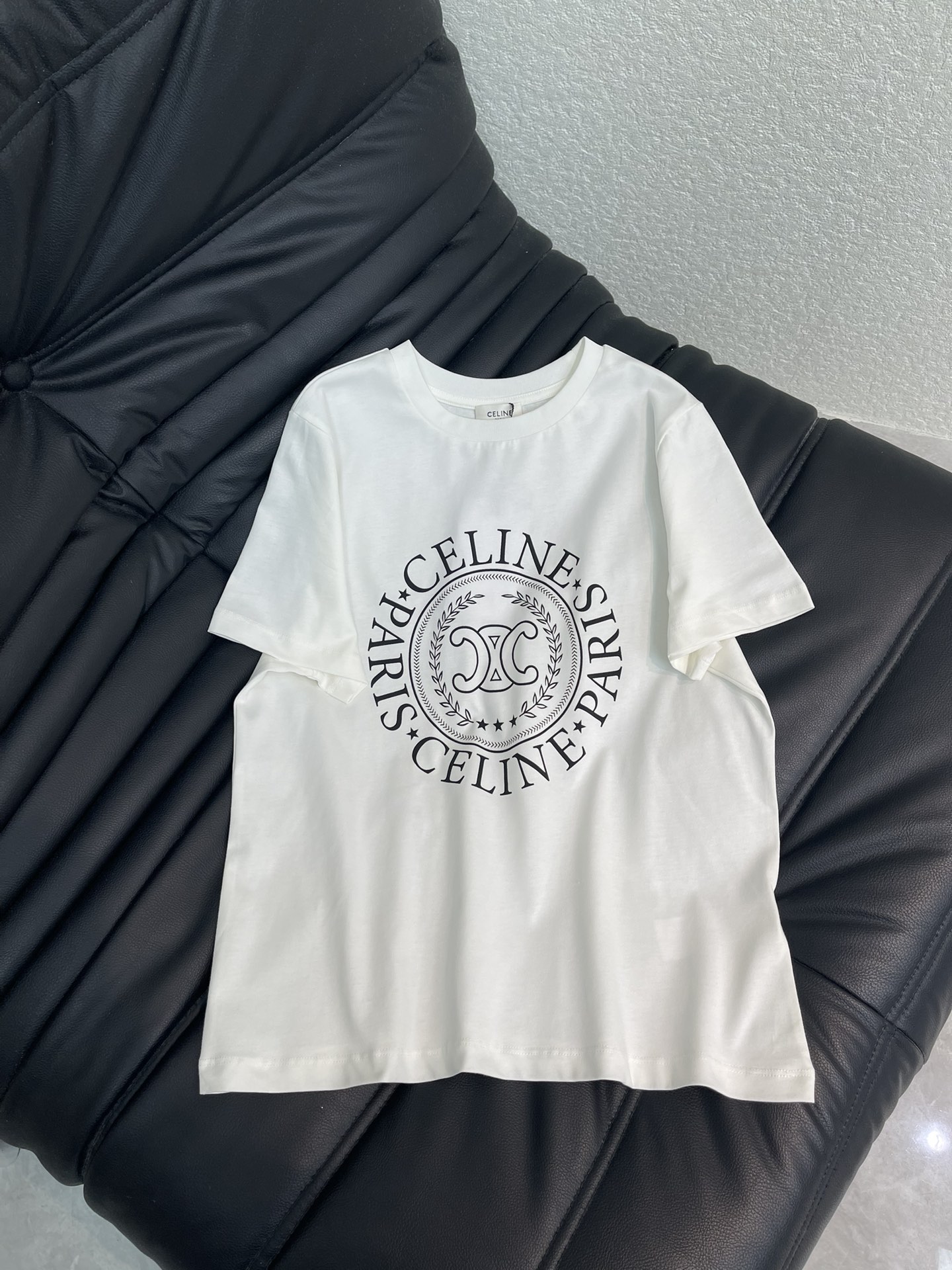 NO:624402,Celin*26 new early spring printed short-sleeved T-shirt, exquisite version makes the upper body slimmer!  Customized latest craftsmanship, low-key luxury!  Fashionable must-have items to unlock all outfits!  Look for our quality!  The classic items are fashionable and high-end, and the classic styles are versatile and easy to match!  SML,,celine,T-shirt,tees,t-shirt,alexander wang19860909Celin*26早春新品印花短袖T恤 精致版型上身巨显瘦！ 定制最新工艺 低调奢华！ 时髦精必备单品解锁所有穿搭！ 认准我家品质！经典单品时髦又高级 经典版型百搭不挑人！ SML,,celine,T-shirt,tees，t-shirt,alexander wang,Women's clothing