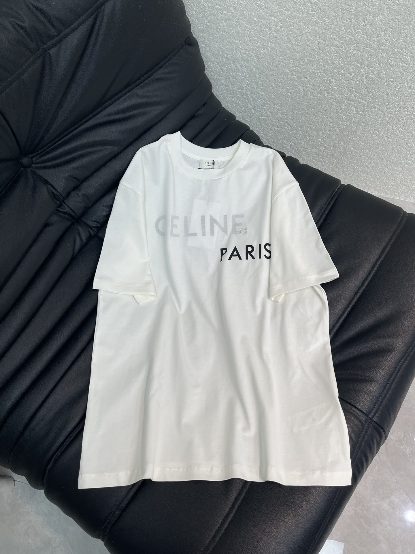 NO:623679,Celin*26 new early spring round neck printed logo short-sleeved T-shirt. Customized YB native cotton material, breathable and comfortable, full of texture, loose short-sleeved T-shirt cut to highlight the brand style. Made of heavyweight pure cotton, full of drape, showing a slim and fashionable effect. Embroidery technology is used on the chest to outline the iconic Kai  The revolving door logo echoes the letter logo printing, and the colors collide with each other to strengthen the brand identity, create a fashionable and high-end sense, create a personalized style, fashionable and relaxed, and look stylish when worn alone or worn inside. SML,,celine,T-shirt,tees,t-shirt,alexander  wang19860909Celin*26早春新品圆领印花徽标短袖T恤.定制YB原生全棉材质,透气舒适,质感十足,宽松短袖T恤裁剪,凸显品牌格调,采用克重纯棉制成,垂坠感十足,呈现显瘦时尚穿搭效果,胸前利用刺绣工艺,勾勒出标志性凯旋门徽标,与字母徽标印花呼应,色彩碰撞层次,加强品牌标识度,时尚高级感立现,打造个性风格,时髦松弛,单穿内搭都出彩时髦.SML,,celine,T-shirt,tees，t-shirt,alexander wang,Women's clothing